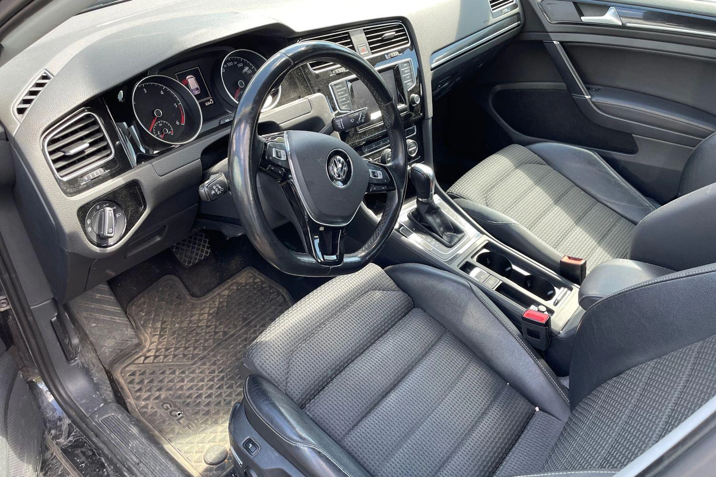 musta Volkswagen Golf 2014 kuva 3.