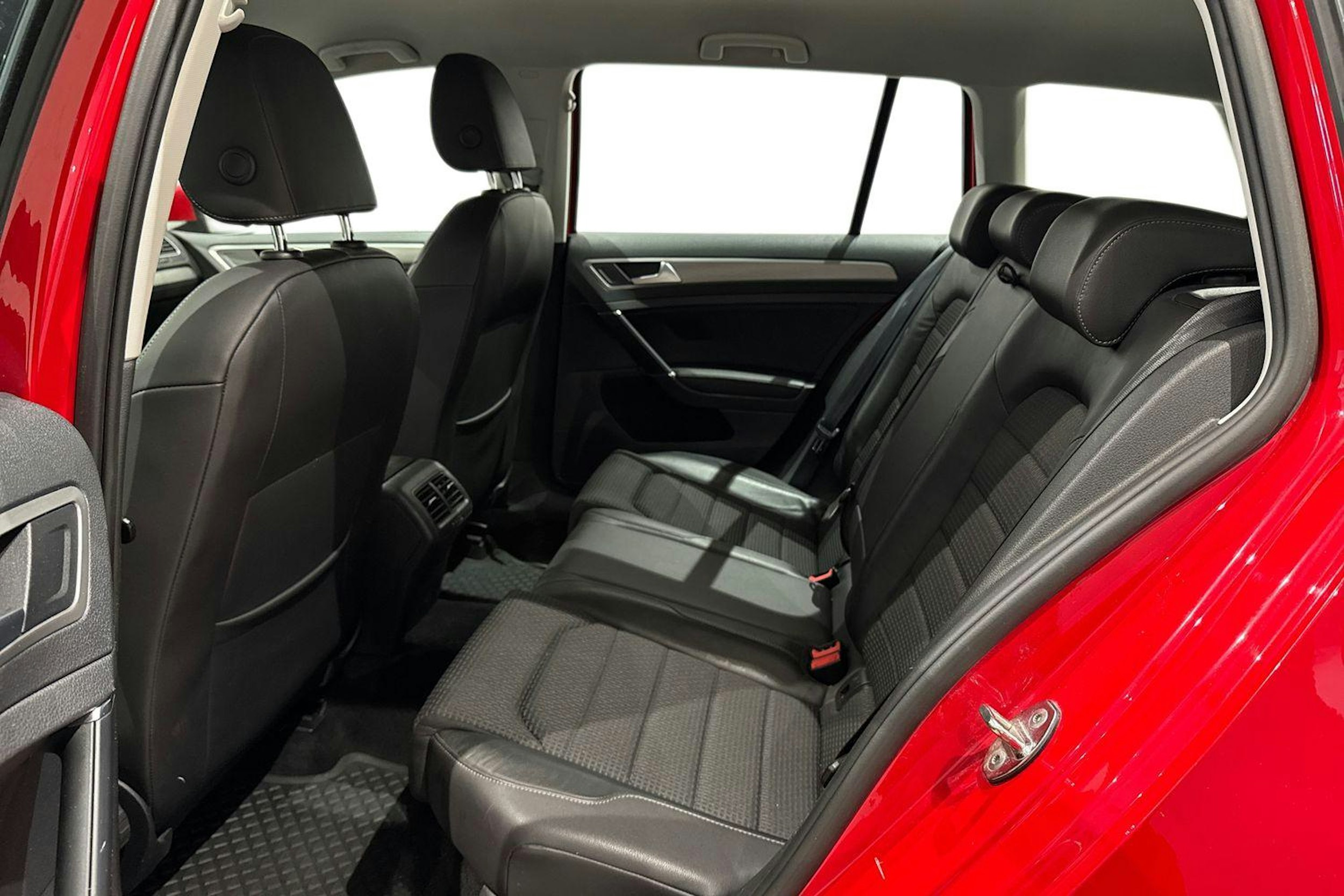 punainen Volkswagen Golf 2014 kuva 10.