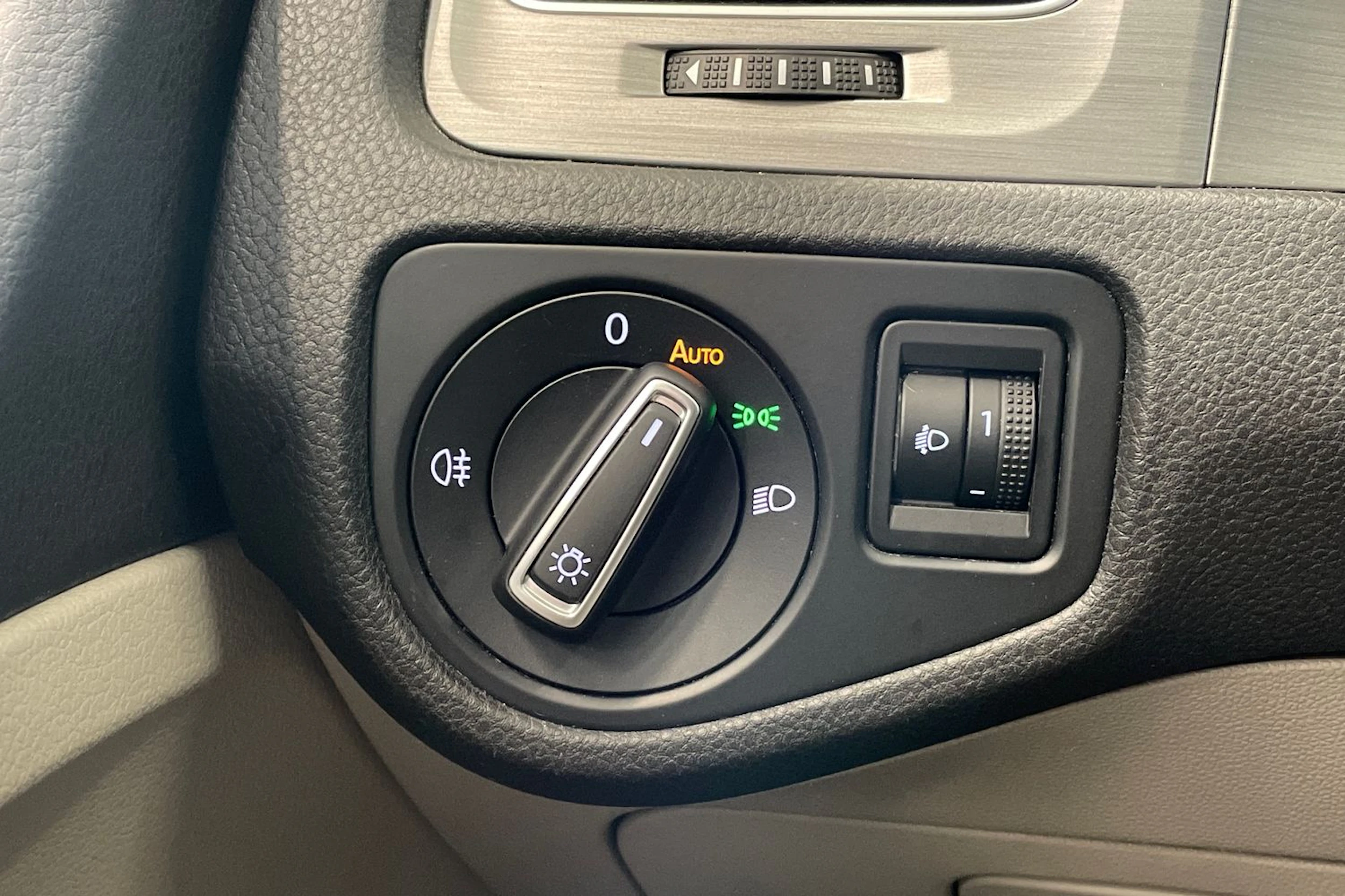 punainen Volkswagen Golf 2015 kuva 15.