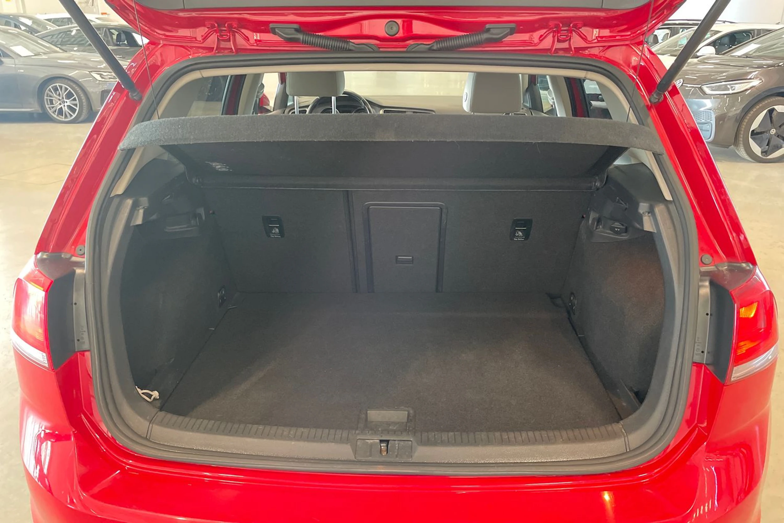 punainen Volkswagen Golf 2015 kuva 24.