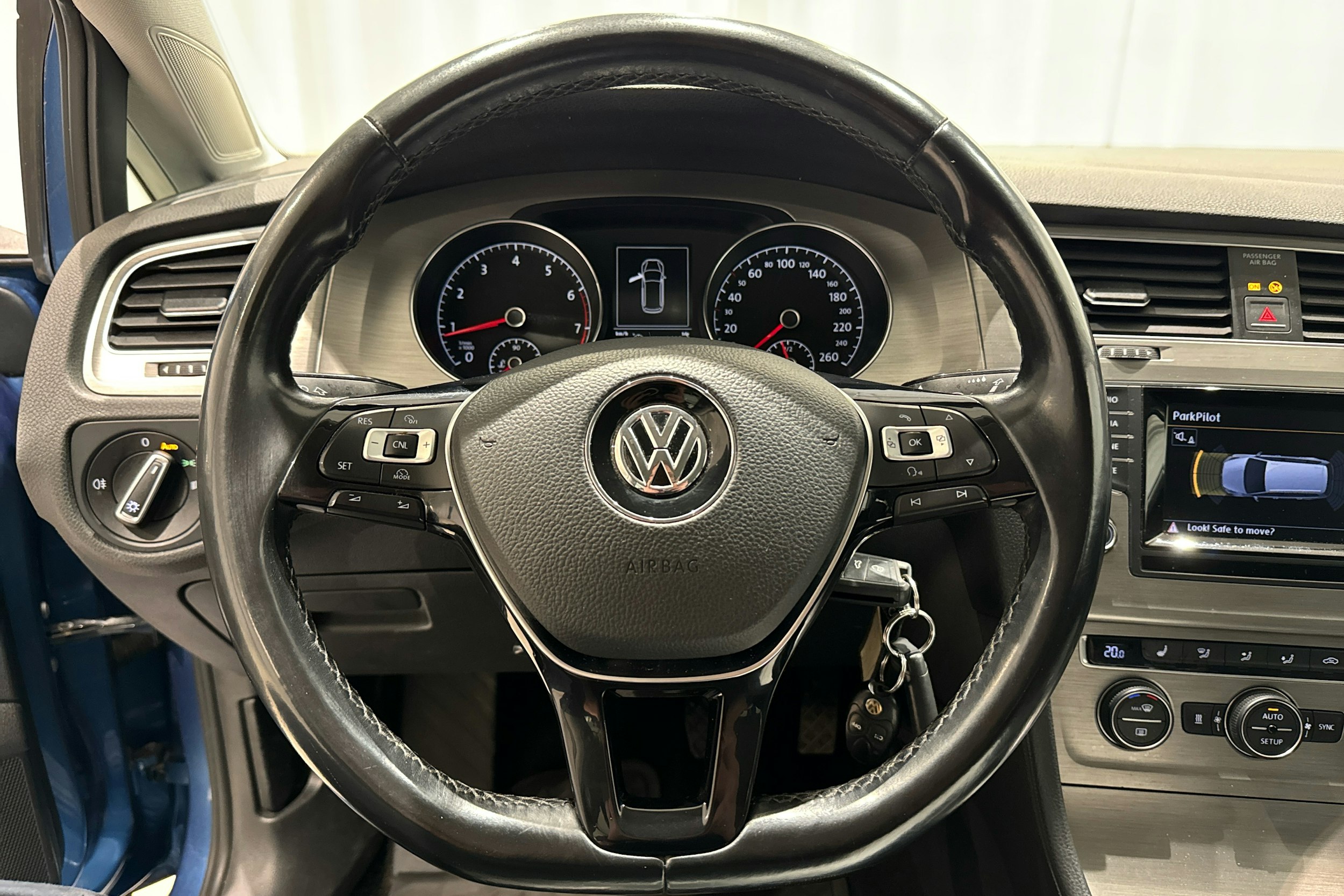 sininen Volkswagen Golf 2014 kuva 13.