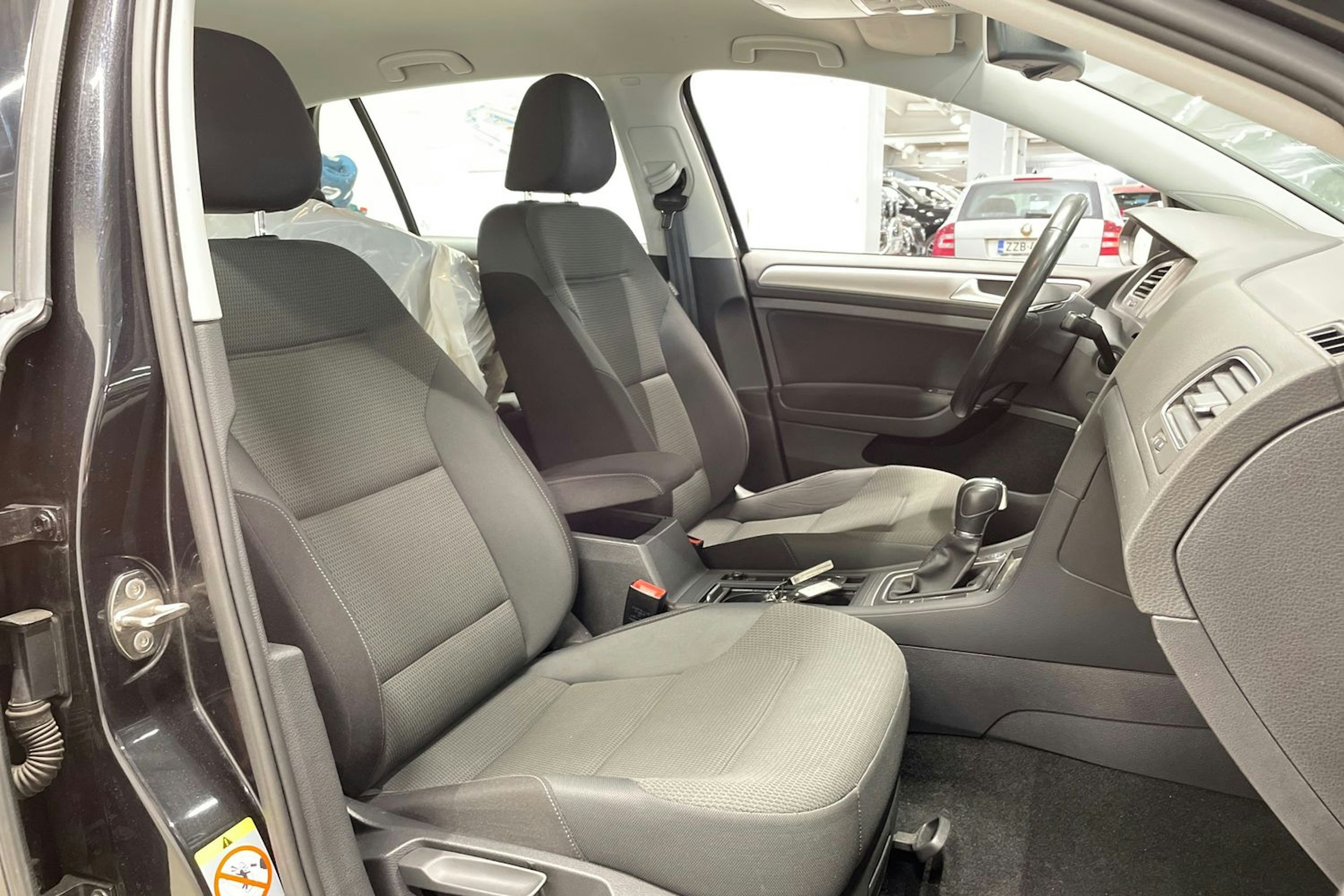 musta Volkswagen Golf 2014 kuva 23.