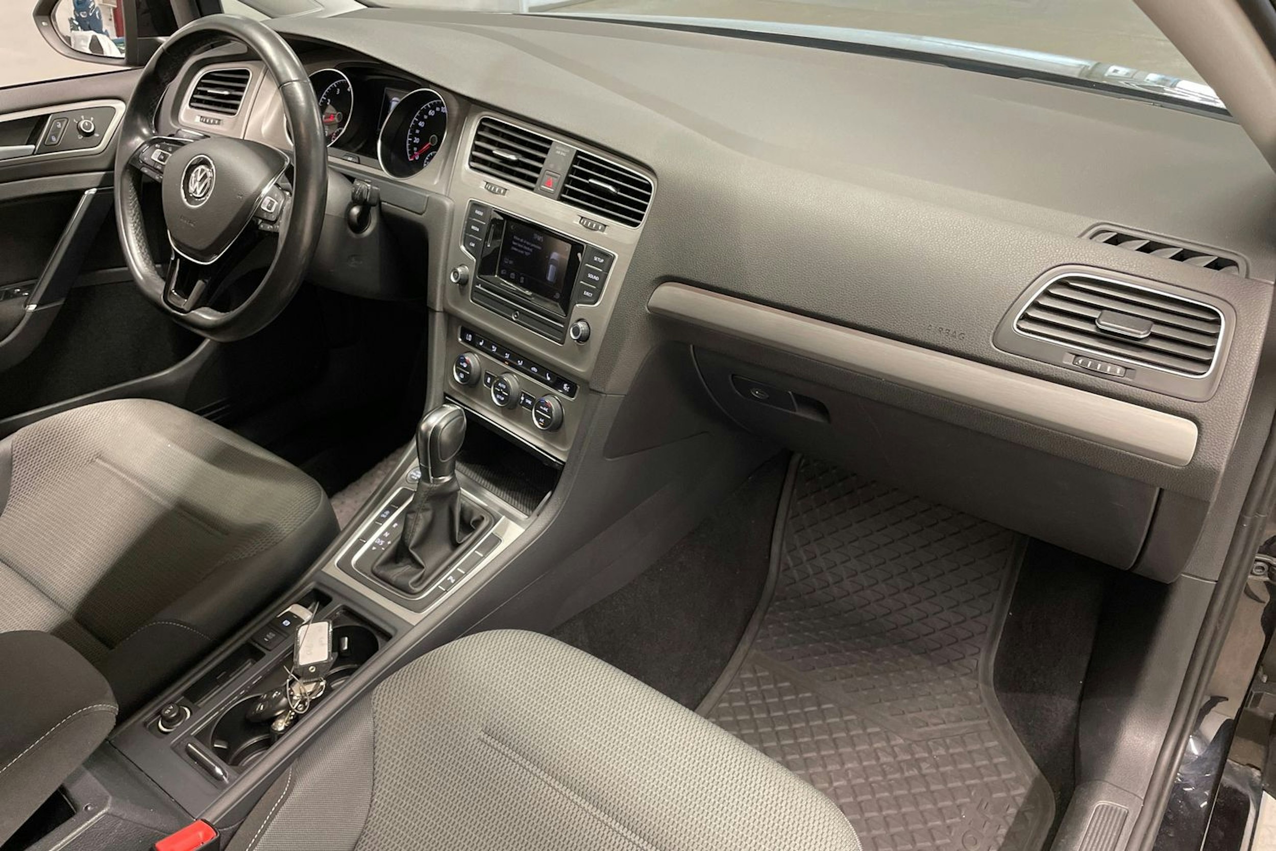 musta Volkswagen Golf 2014 kuva 24.