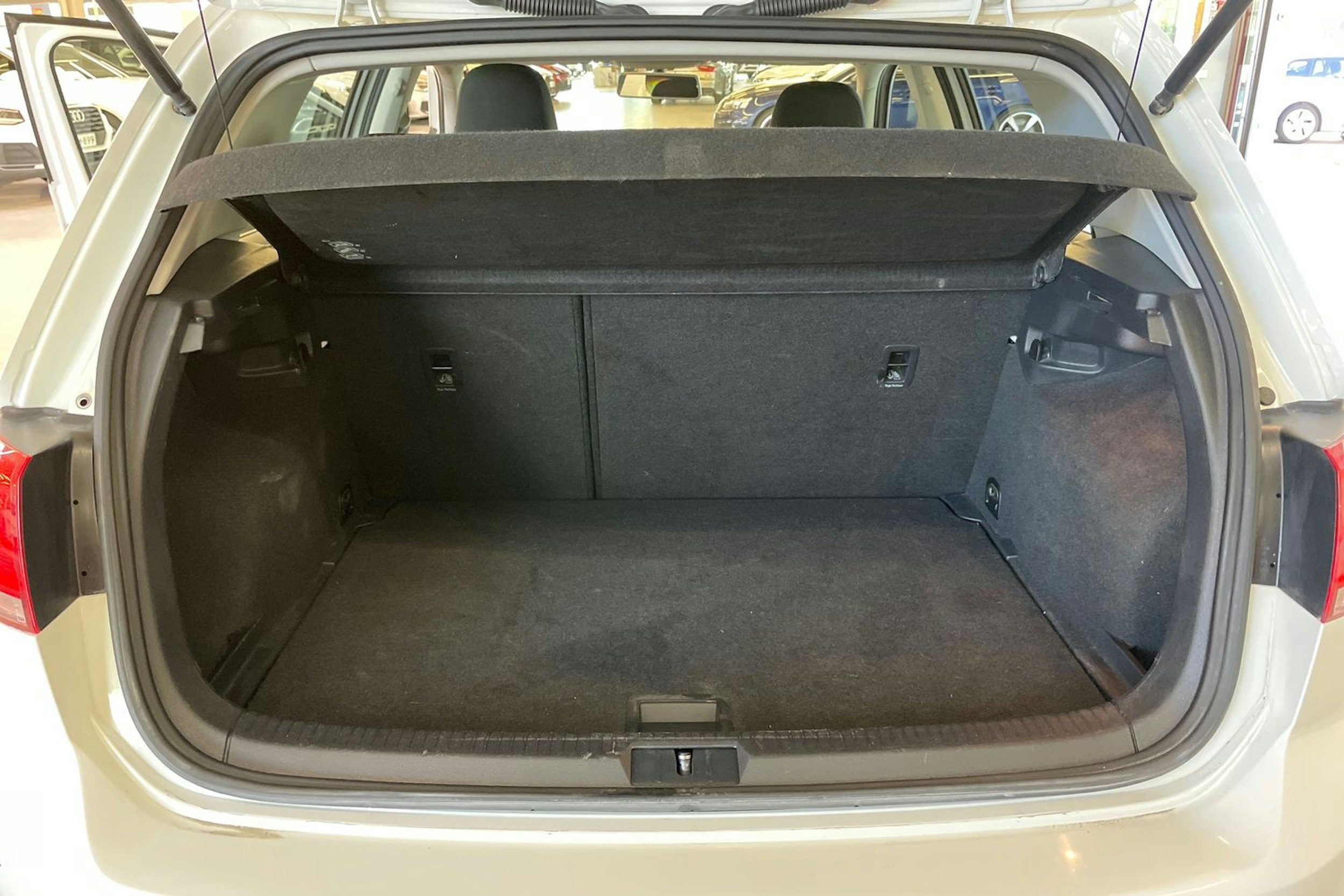 Valkoinen Volkswagen GOLF 2014 kuva 21.