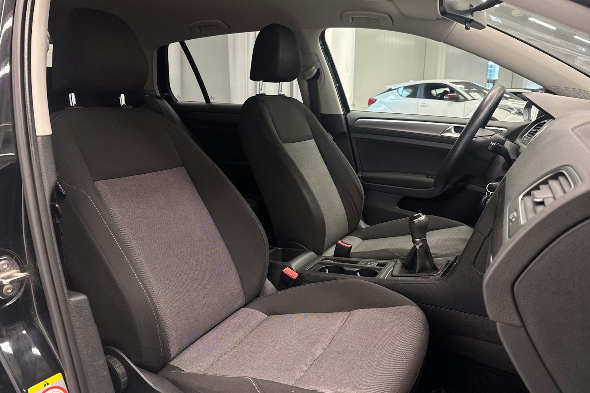 Musta Volkswagen GOLF 2014 kuva 13.