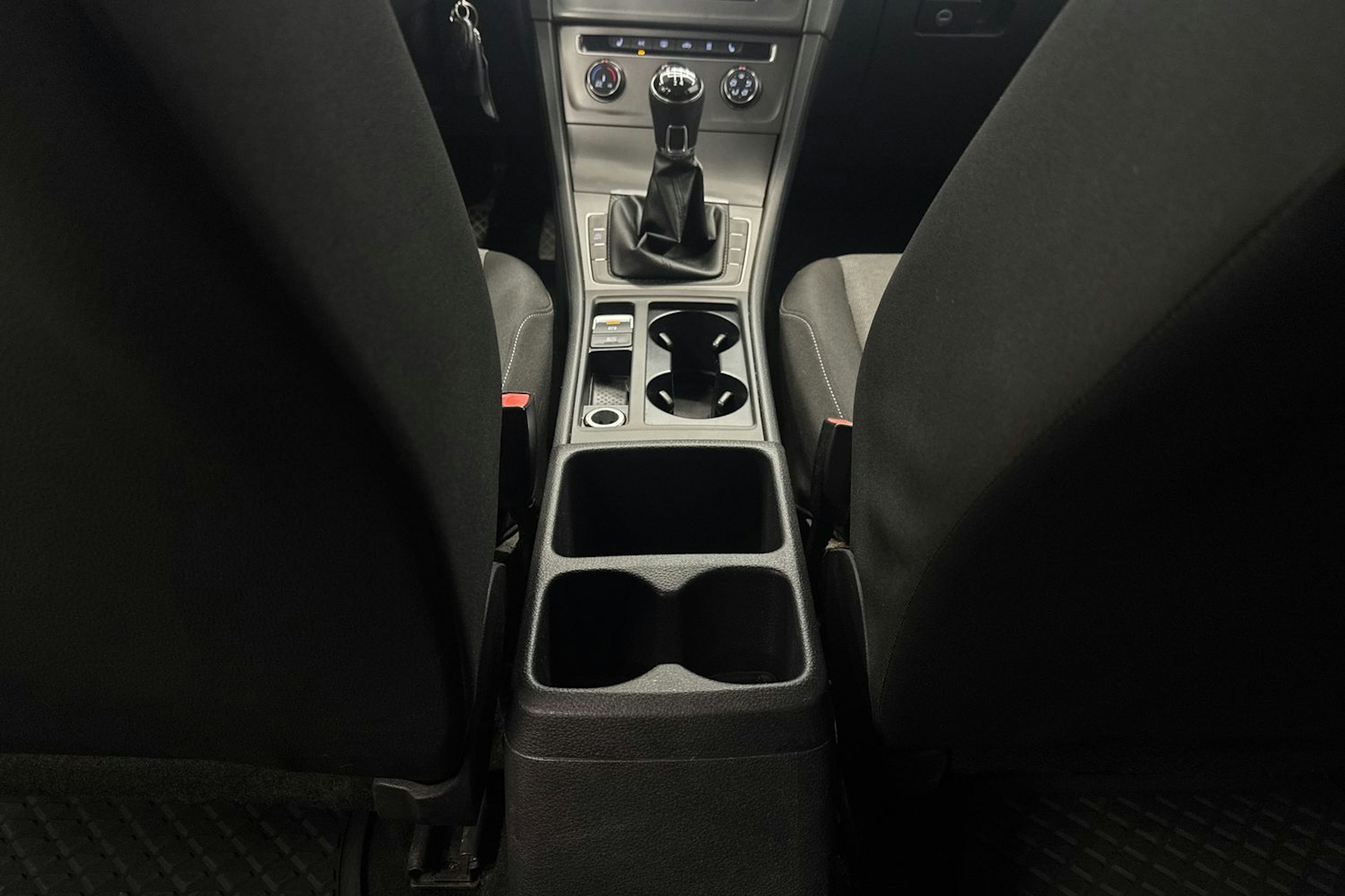 Musta Volkswagen GOLF 2014 kuva 28.