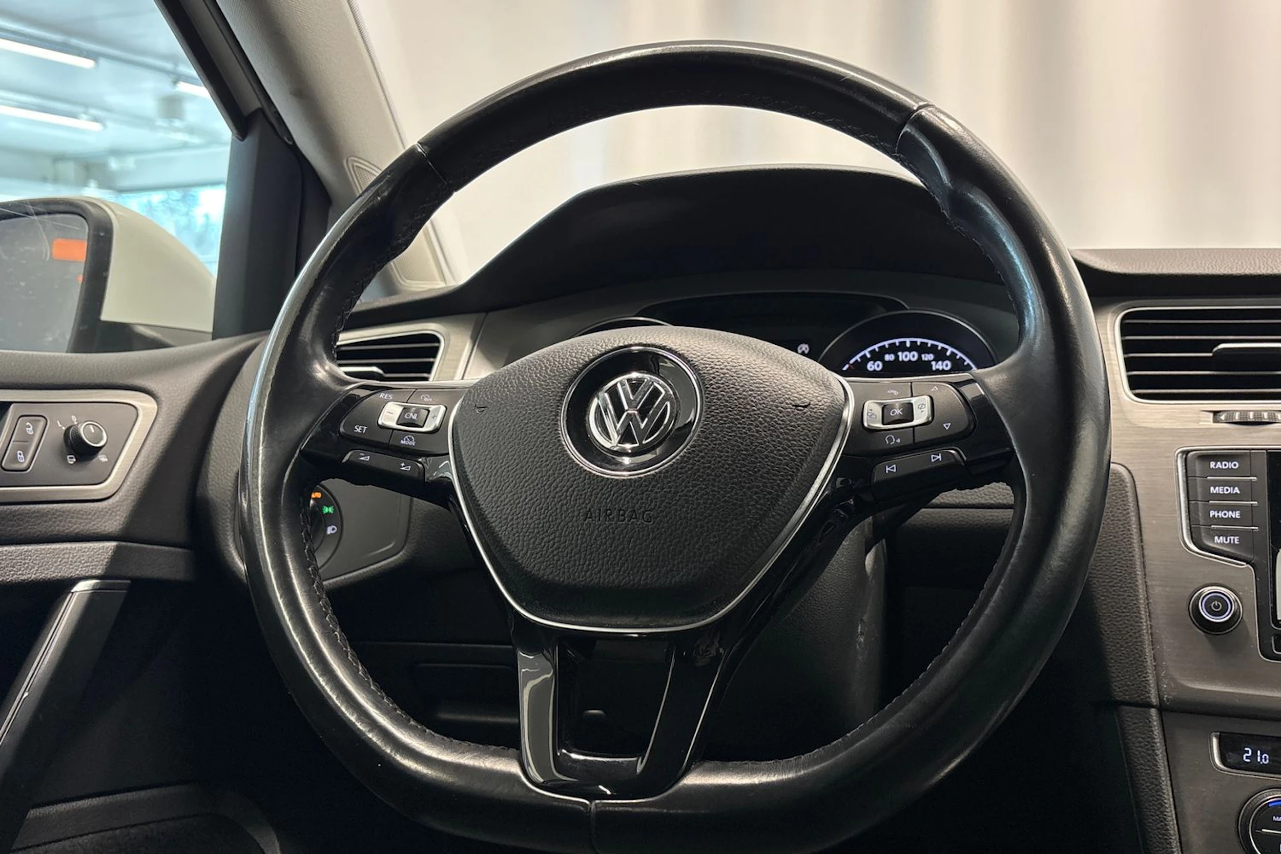 Valkoinen Volkswagen GOLF 2014 kuva 16.