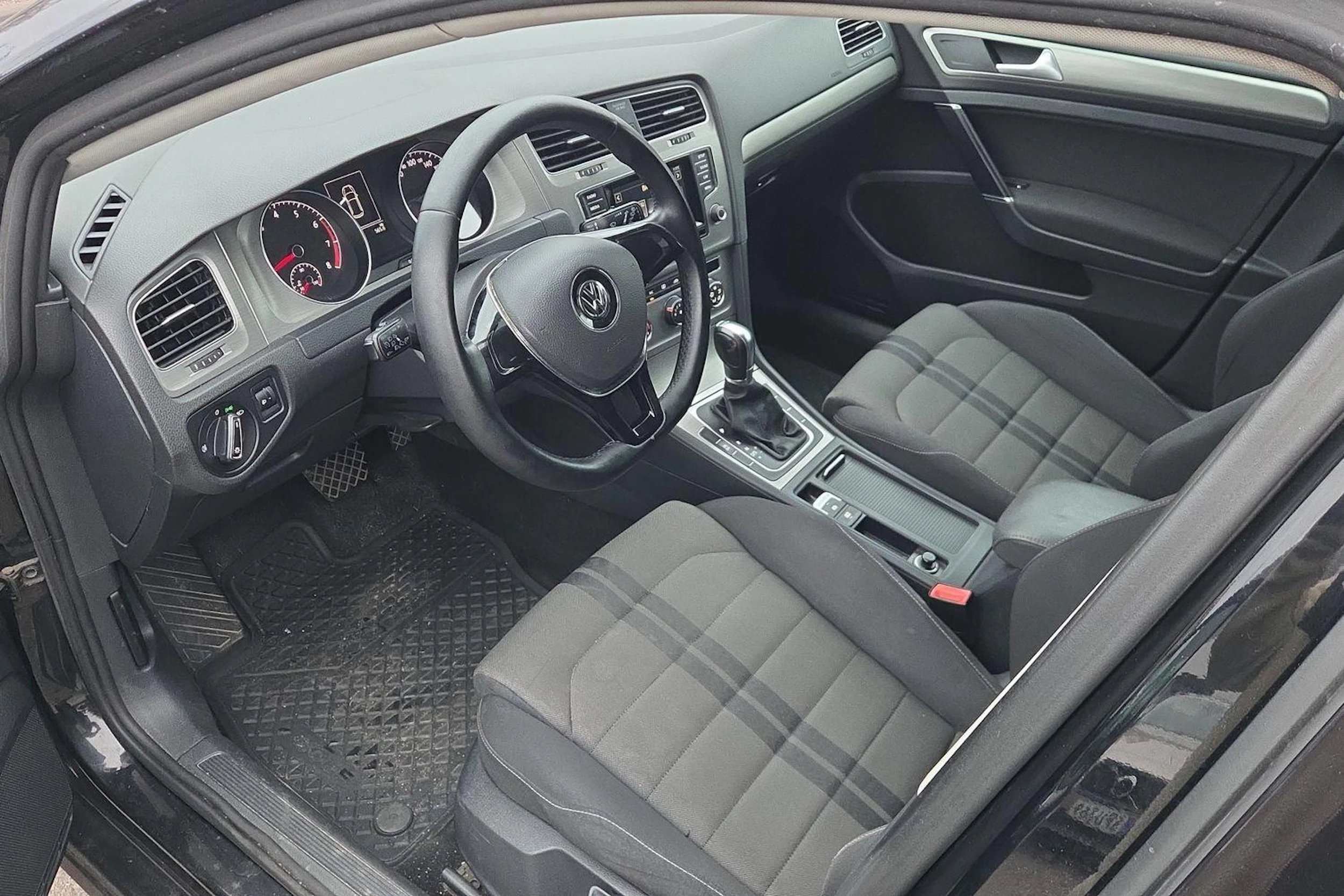 musta Volkswagen Golf 2014 kuva 3.