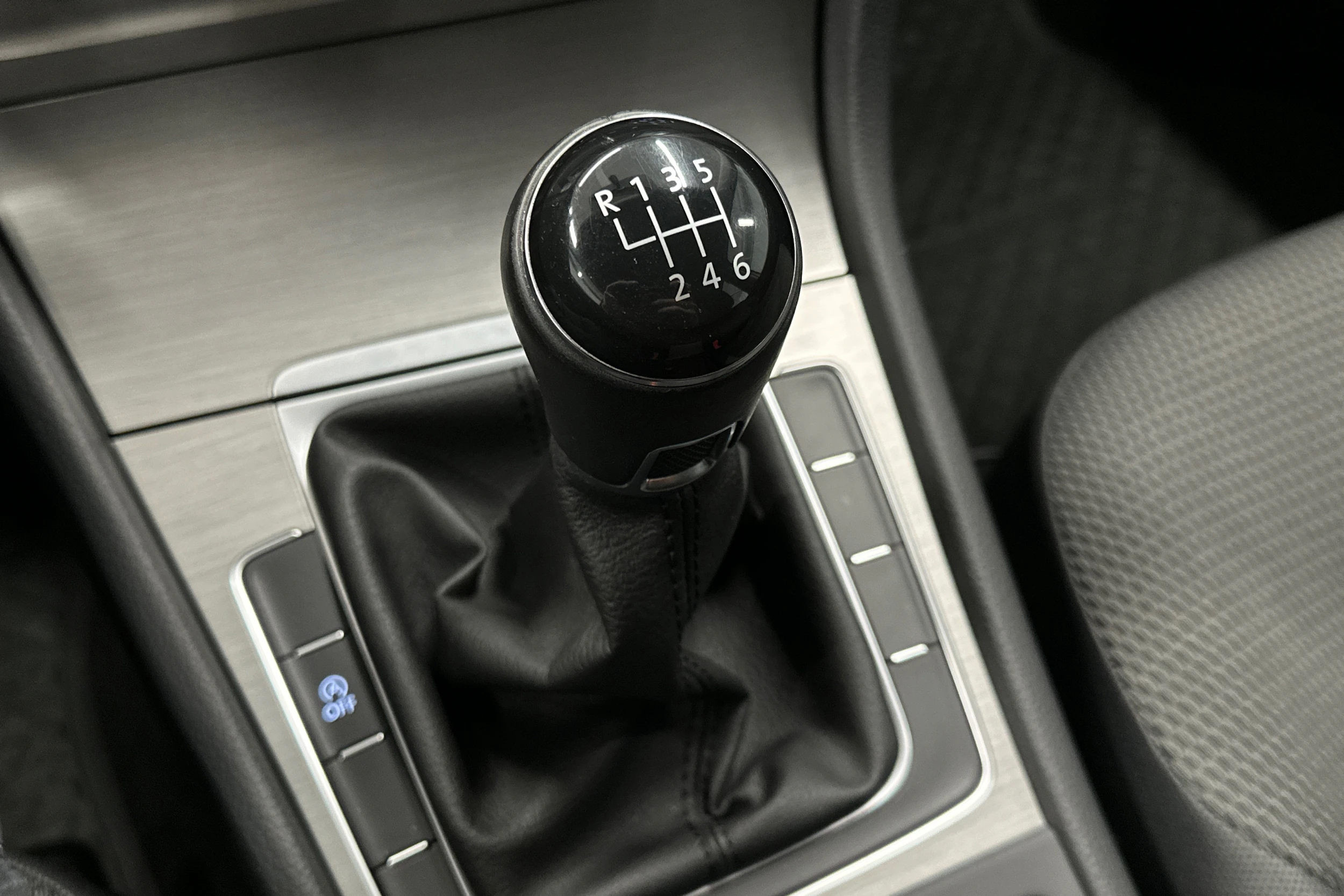 valkoinen Volkswagen Golf 2014 kuva 27.