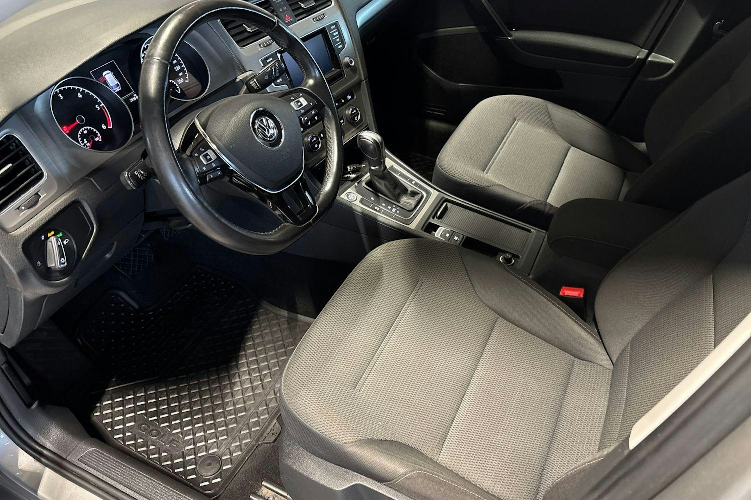 harmaa Volkswagen Golf 2015 kuva 7.
