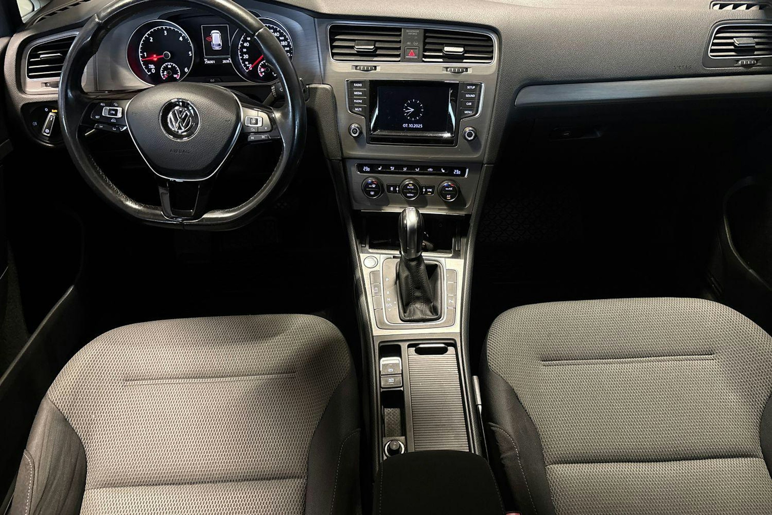 harmaa Volkswagen Golf 2015 kuva 9.