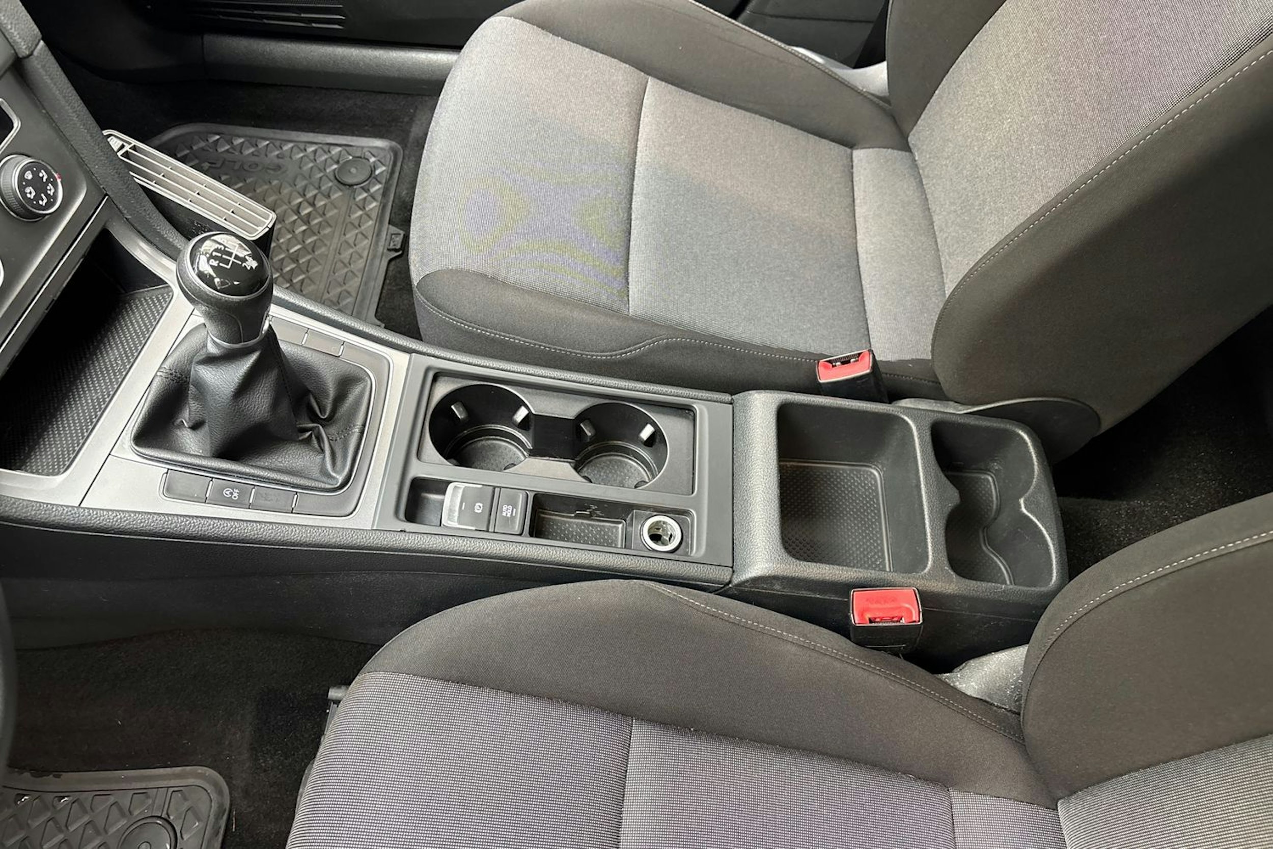 Musta Volkswagen GOLF 2015 kuva 17.