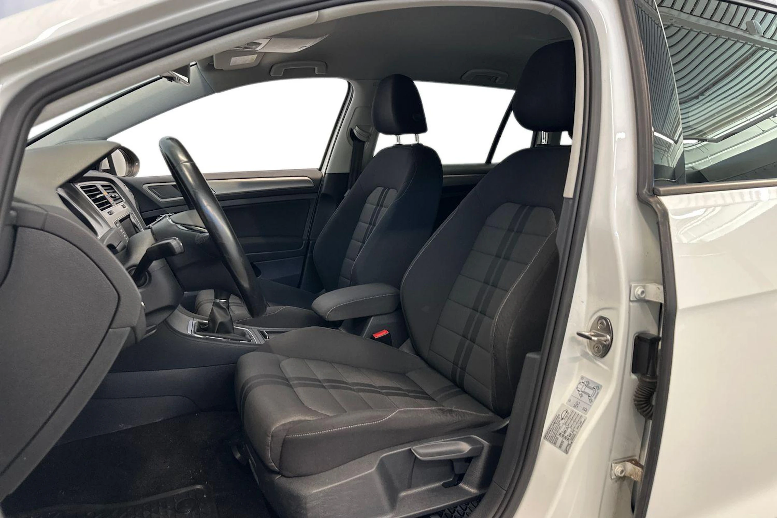 Valkoinen Volkswagen GOLF 2015 kuva 7.