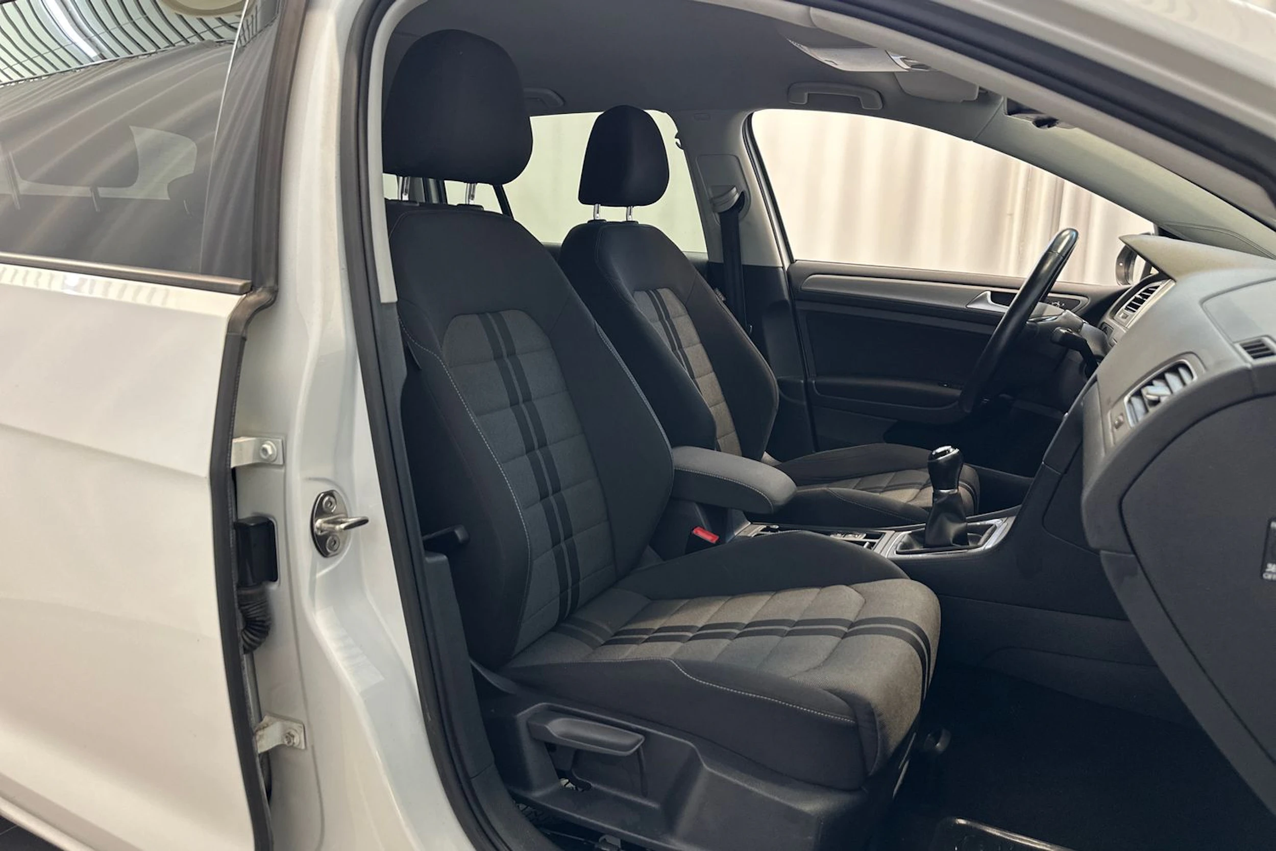 Valkoinen Volkswagen GOLF 2015 kuva 11.