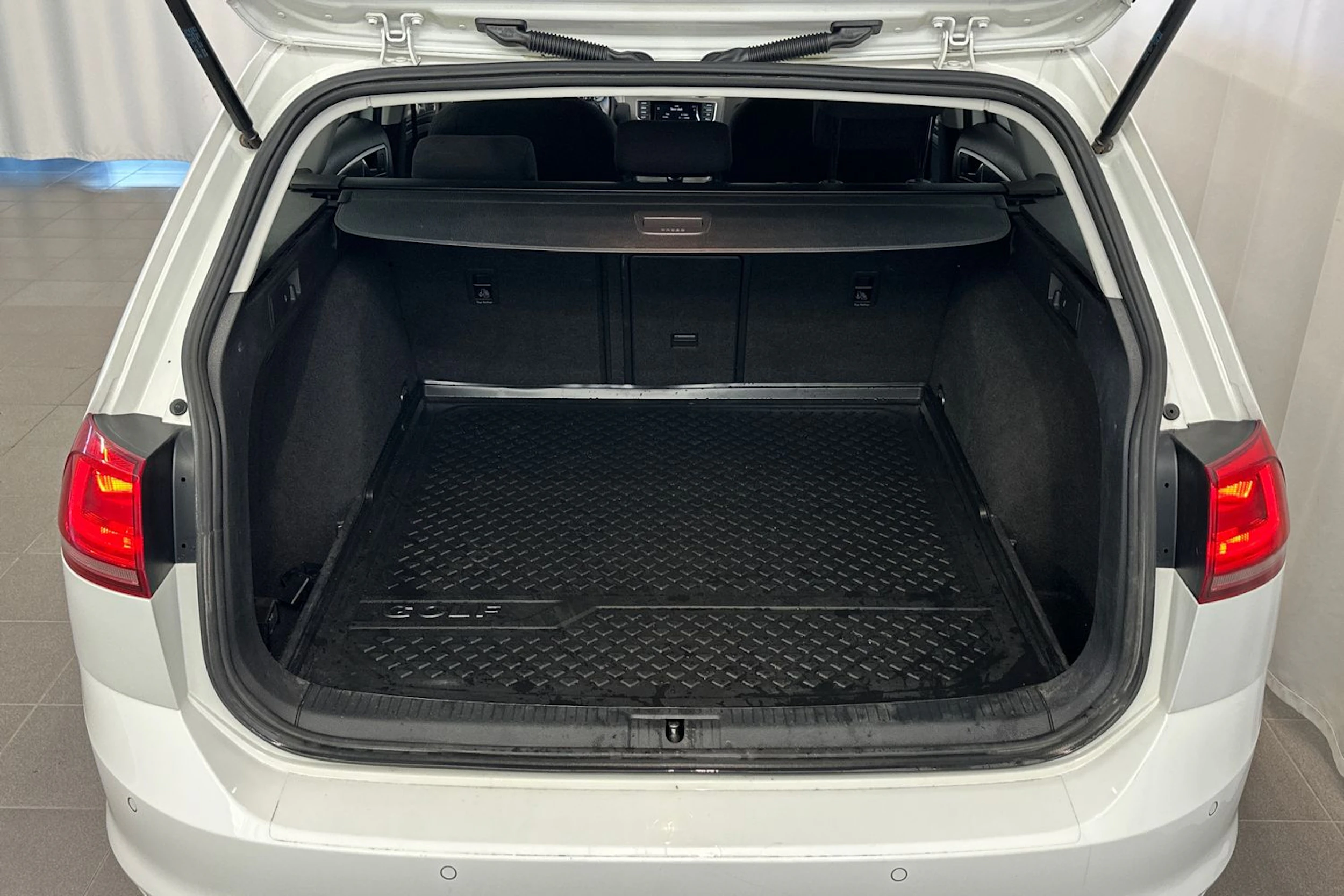 Valkoinen Volkswagen GOLF 2015 kuva 13.