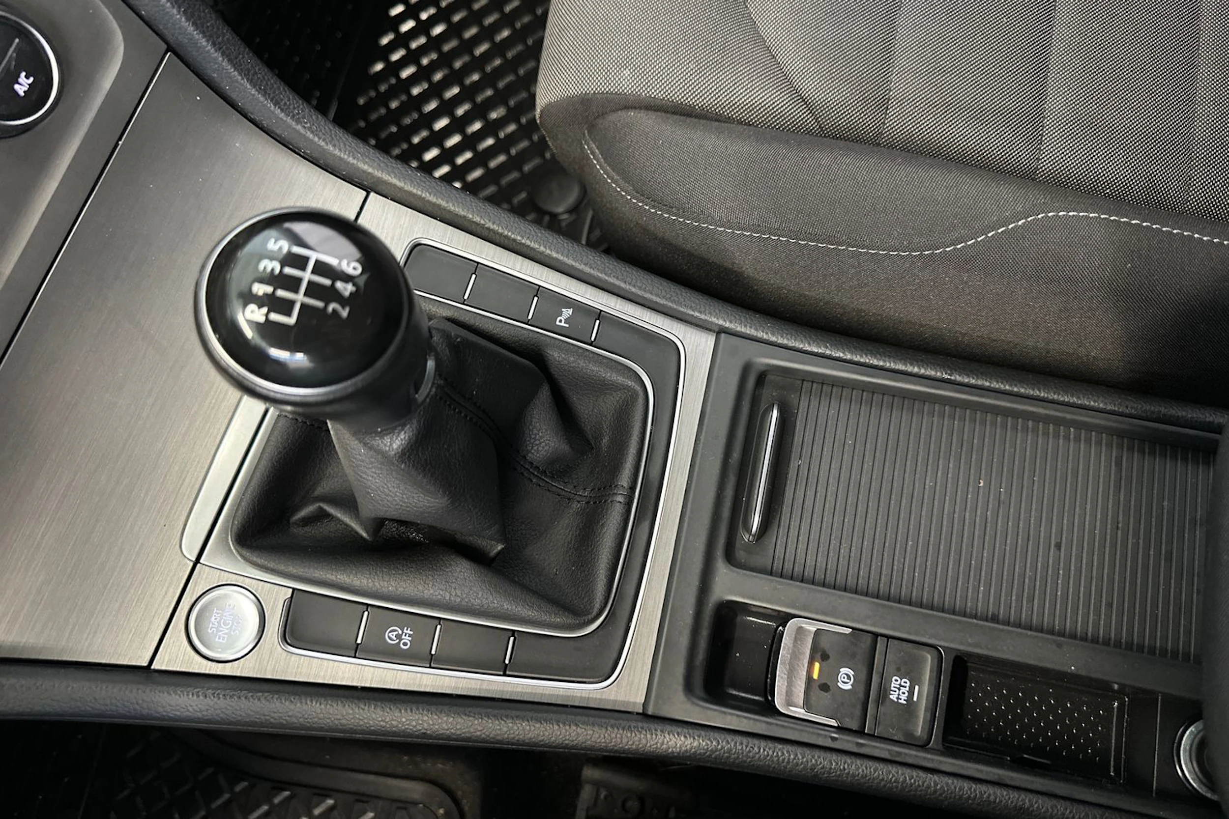 Valkoinen Volkswagen GOLF 2015 kuva 19.