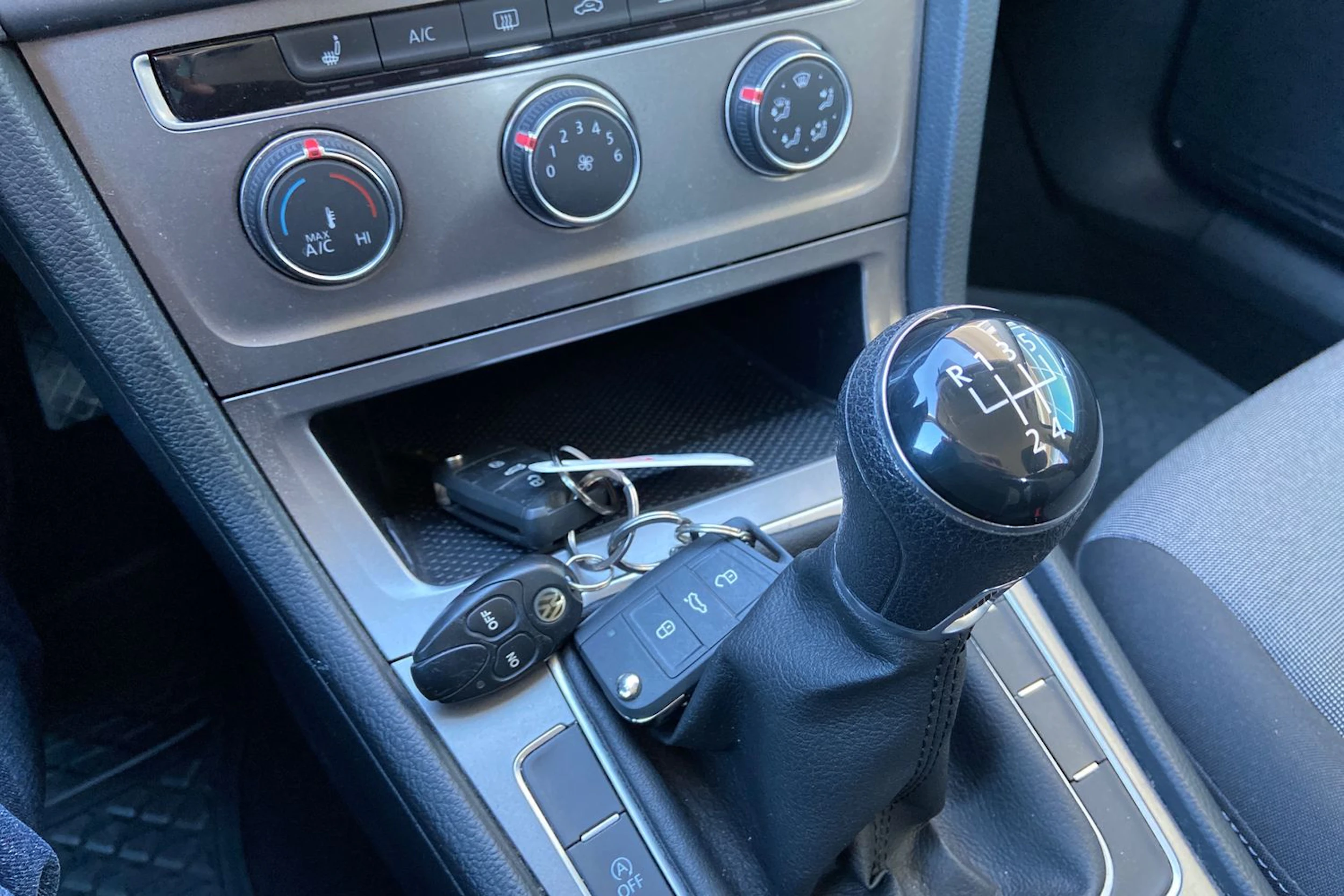 musta Volkswagen Golf 2015 kuva 16.