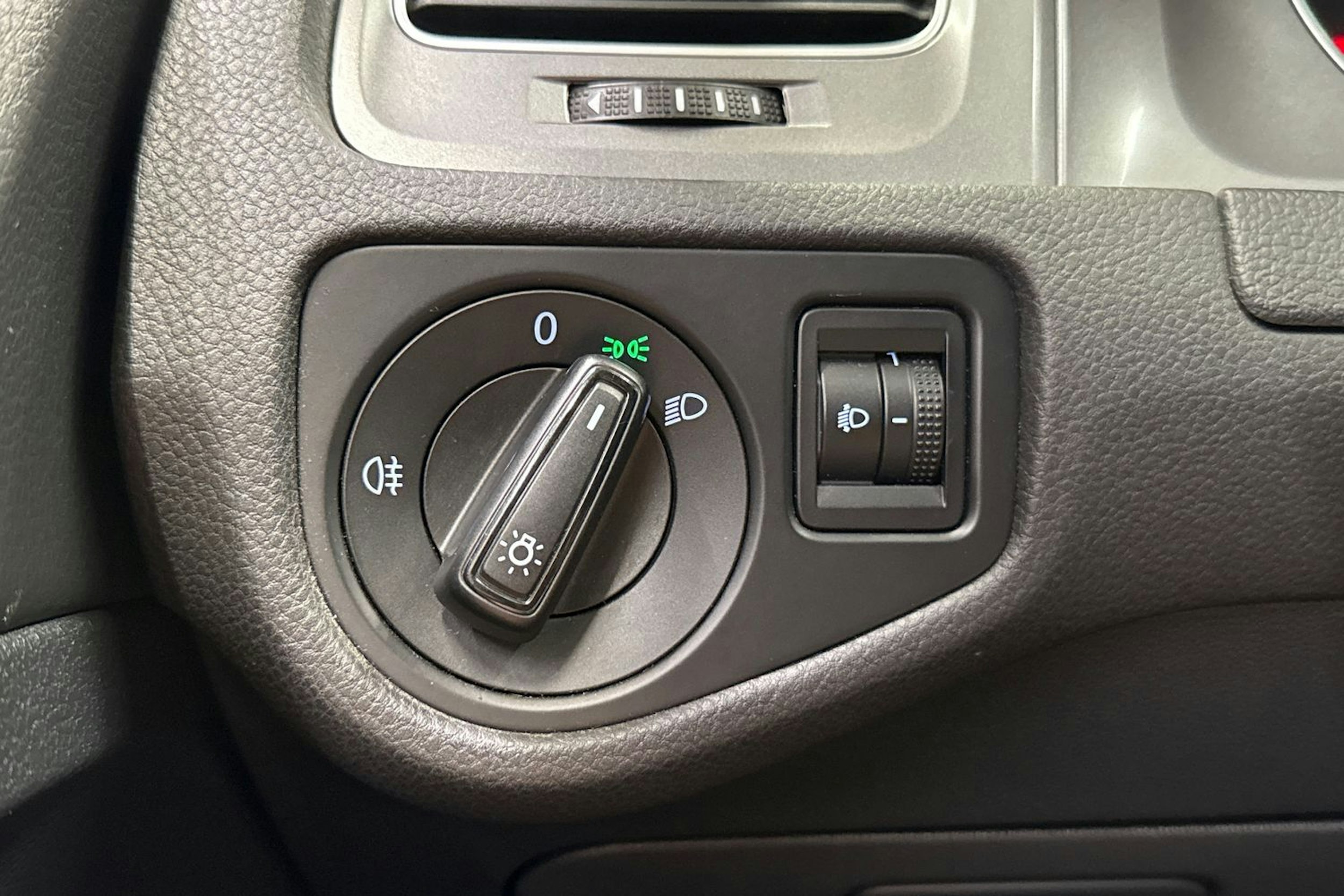 valkoinen Volkswagen Golf 2015 kuva 24.