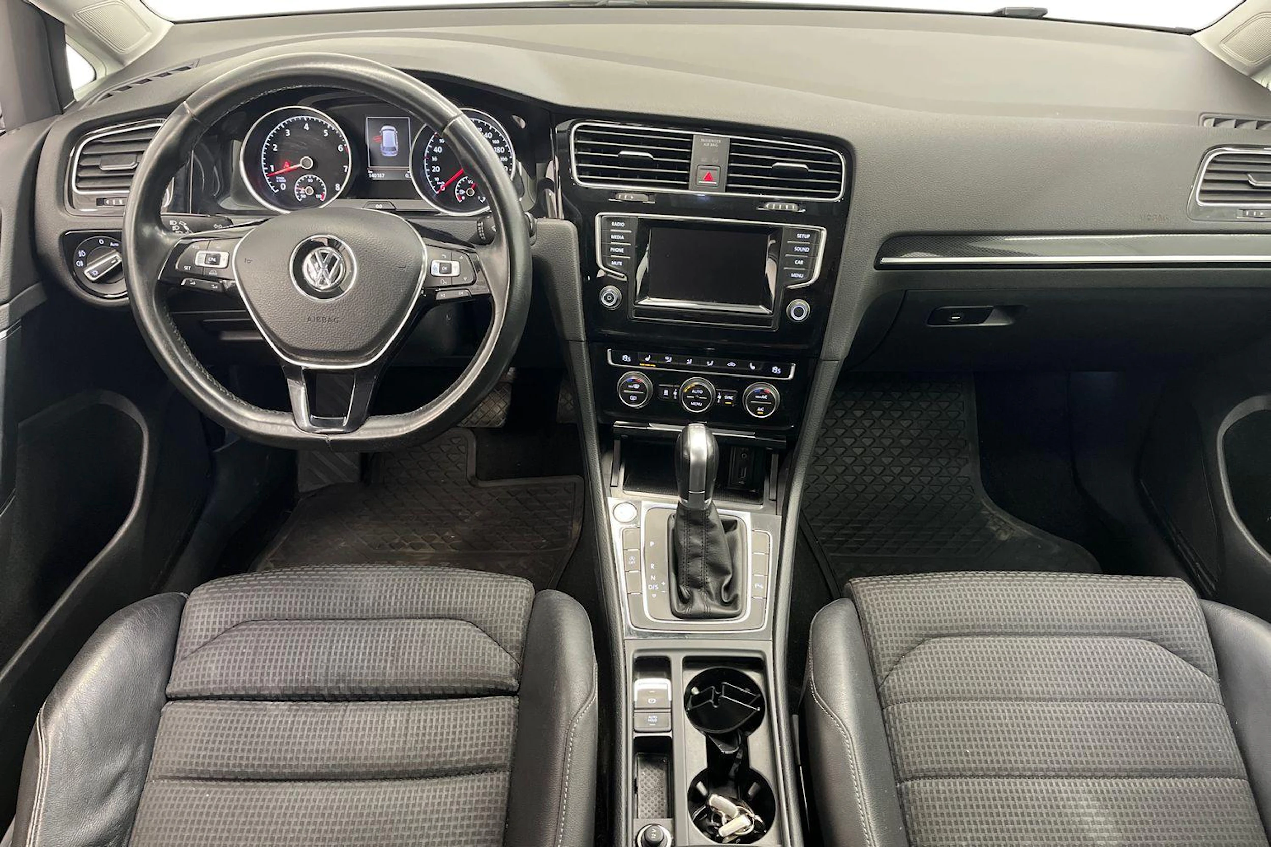 Valkoinen Volkswagen GOLF 2015 kuva 7.