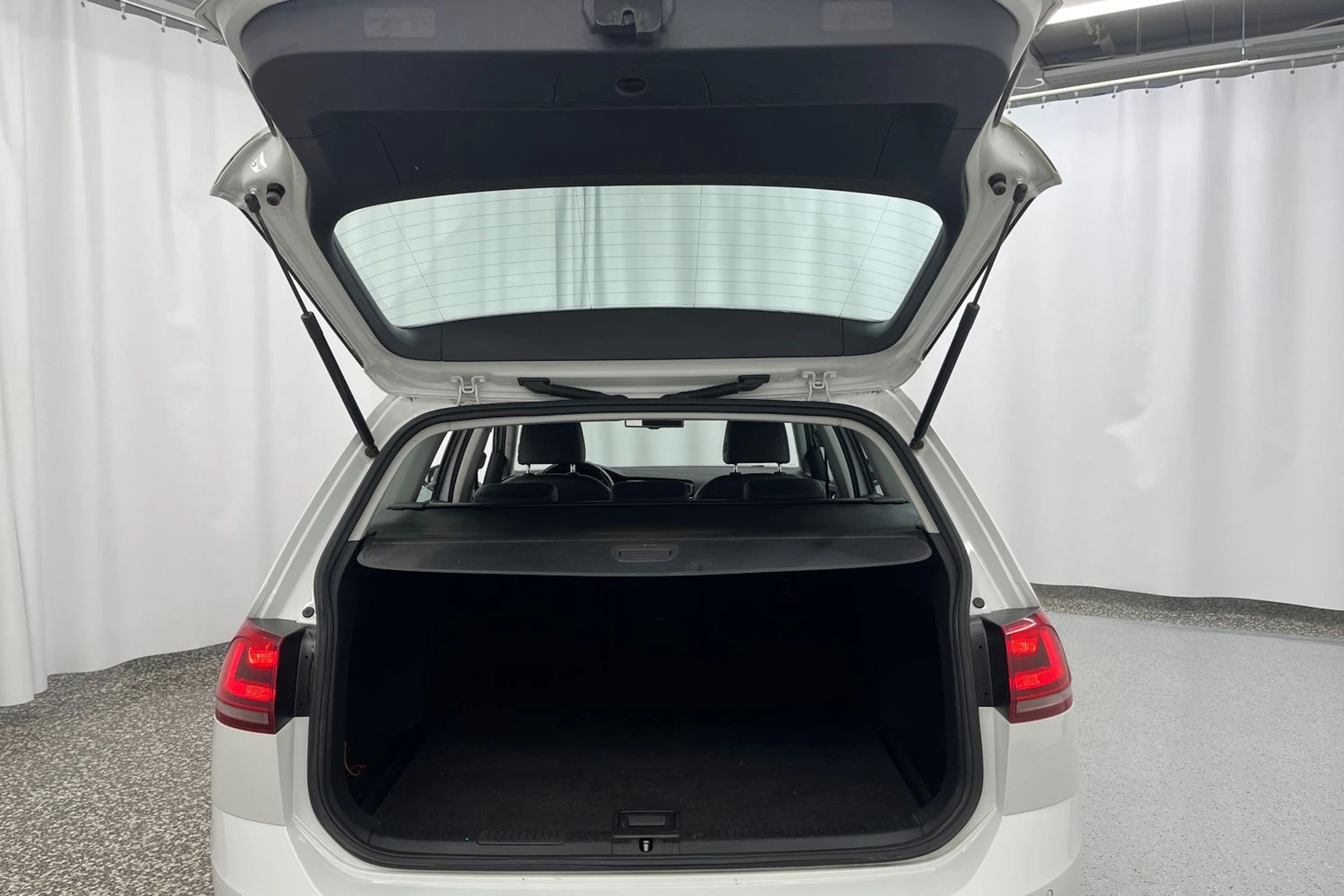Valkoinen Volkswagen GOLF 2015 kuva 11.