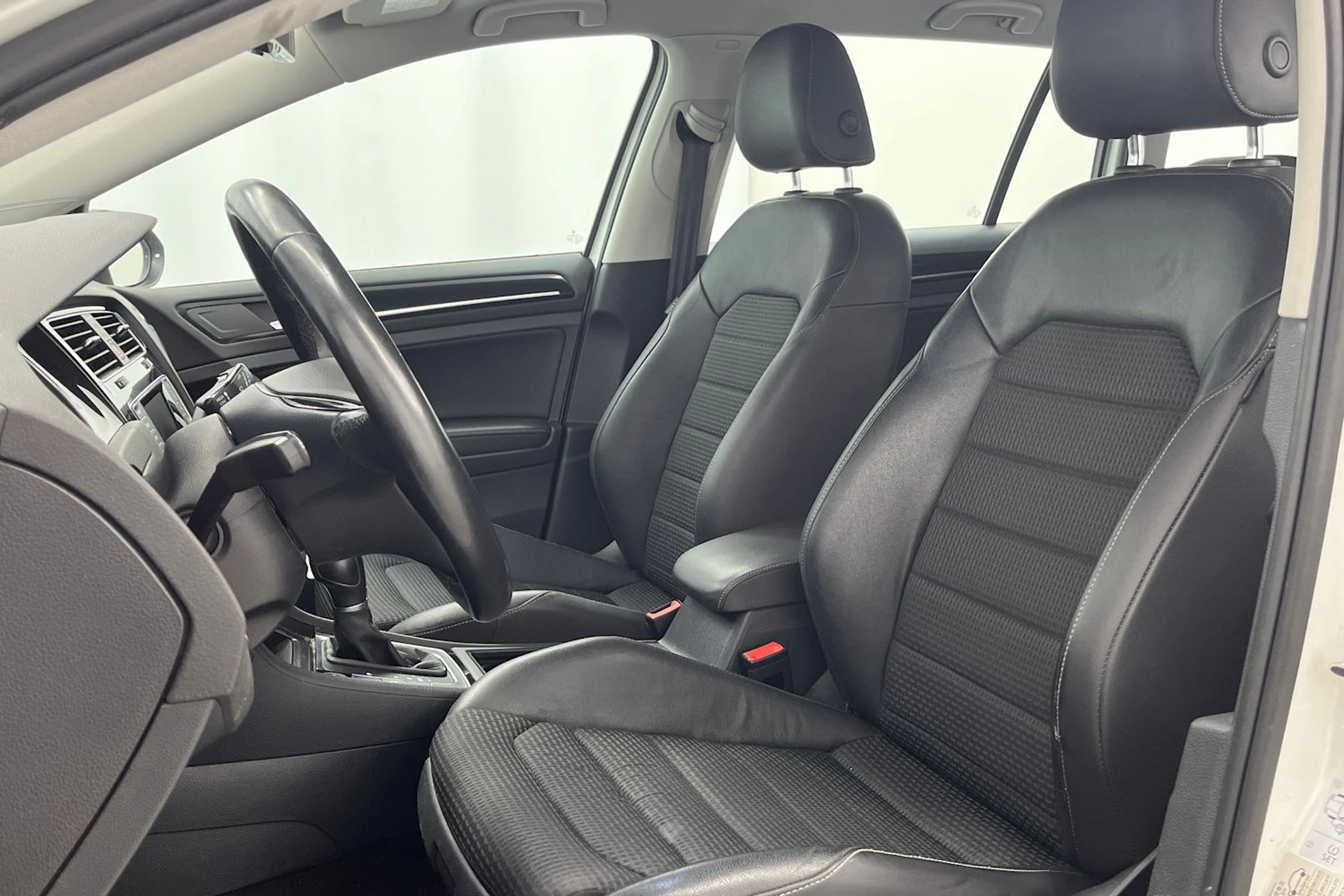 Valkoinen Volkswagen GOLF 2015 kuva 12.