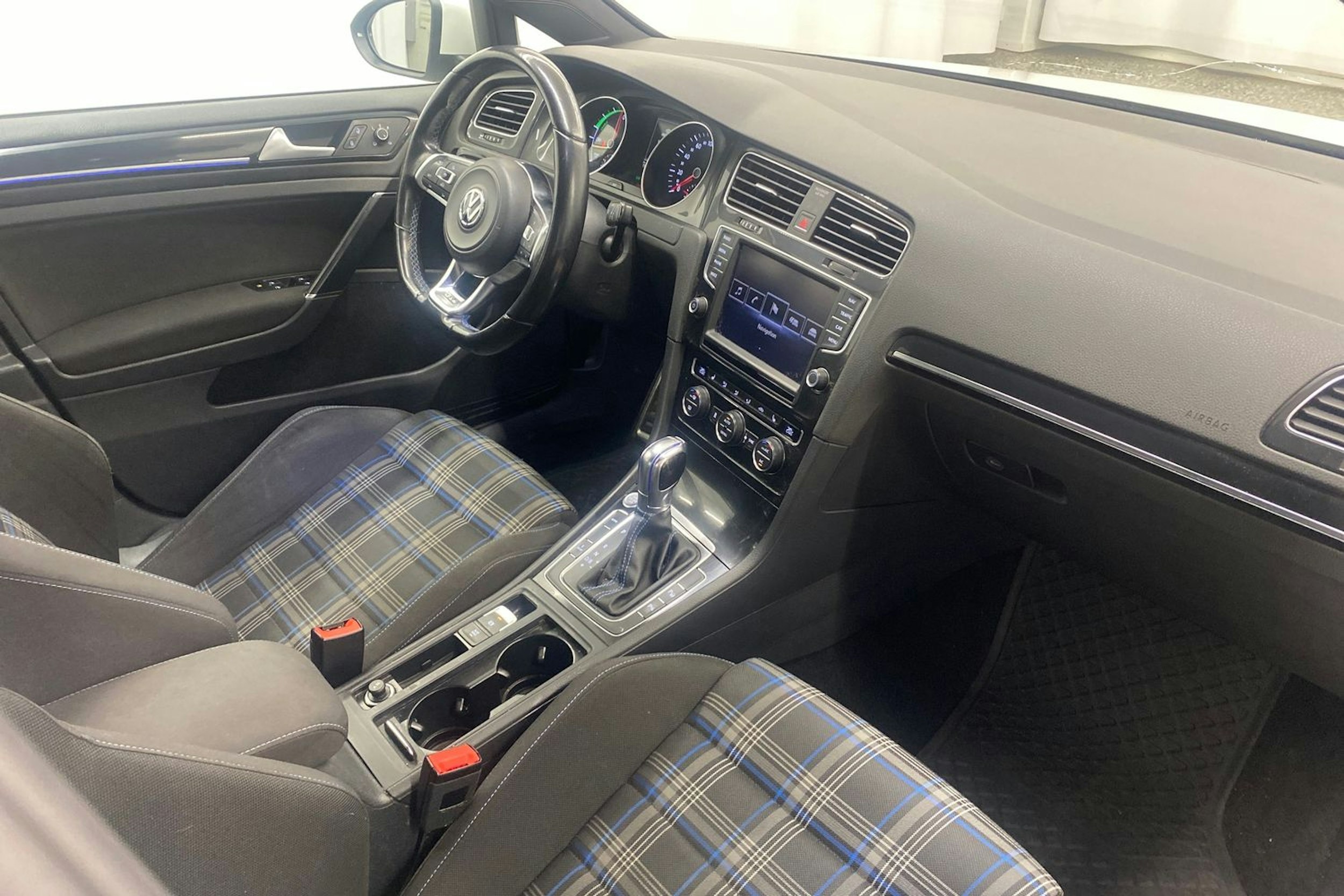 valkoinen Volkswagen Golf 2015 kuva 25.