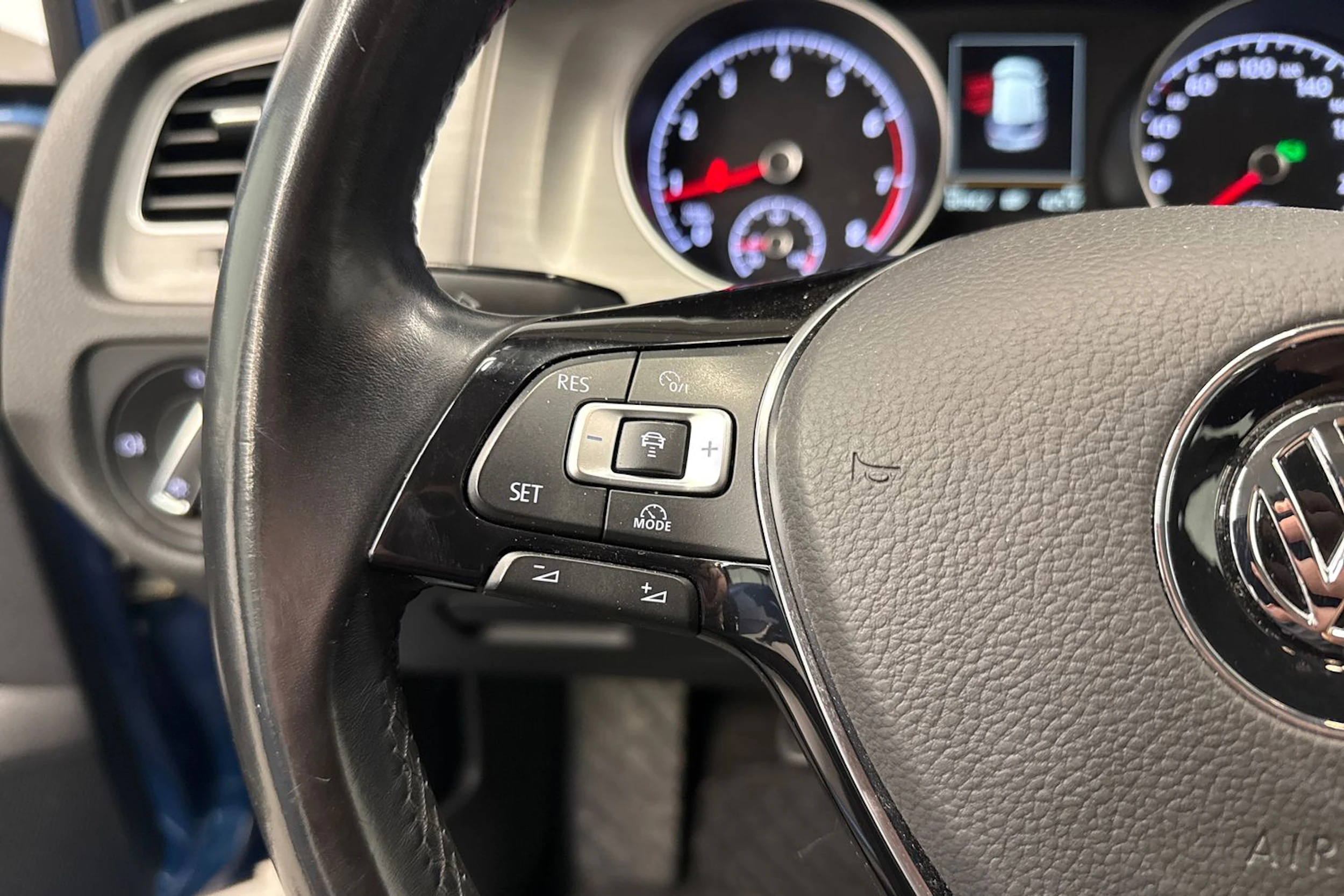 sininen Volkswagen Golf 2015 kuva 15.