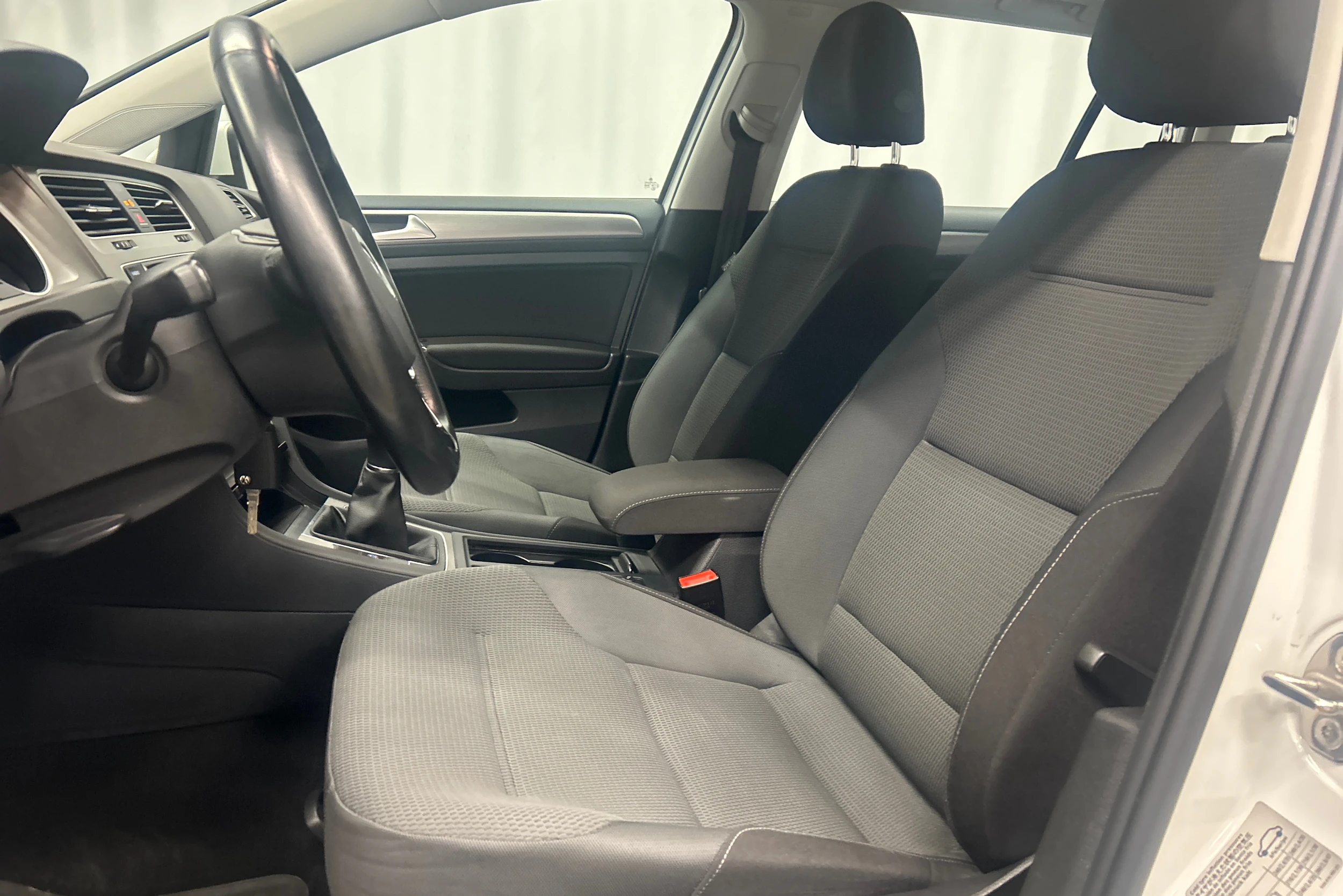 Valkoinen Volkswagen GOLF 2015 kuva 11.