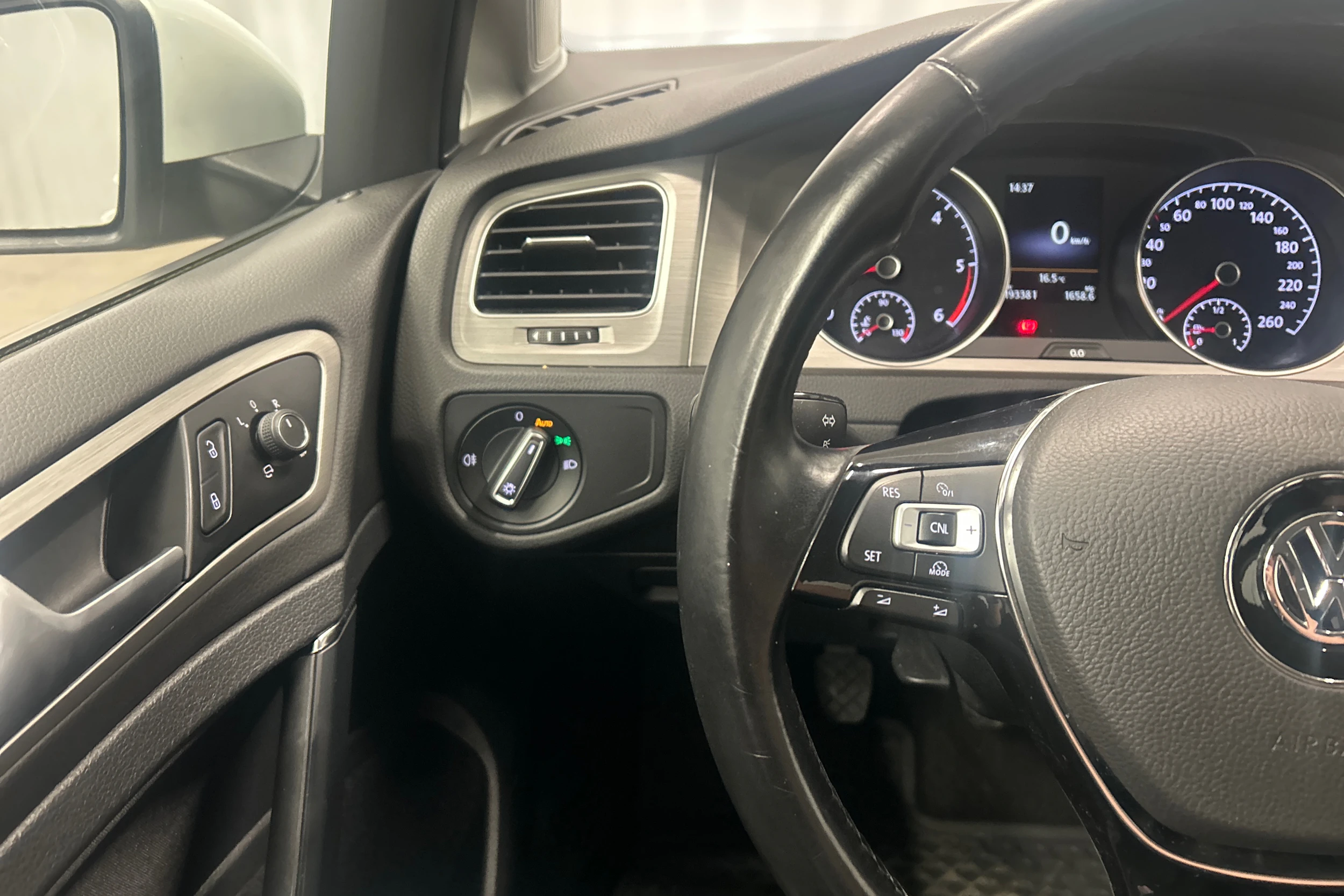 Valkoinen Volkswagen GOLF 2015 kuva 12.
