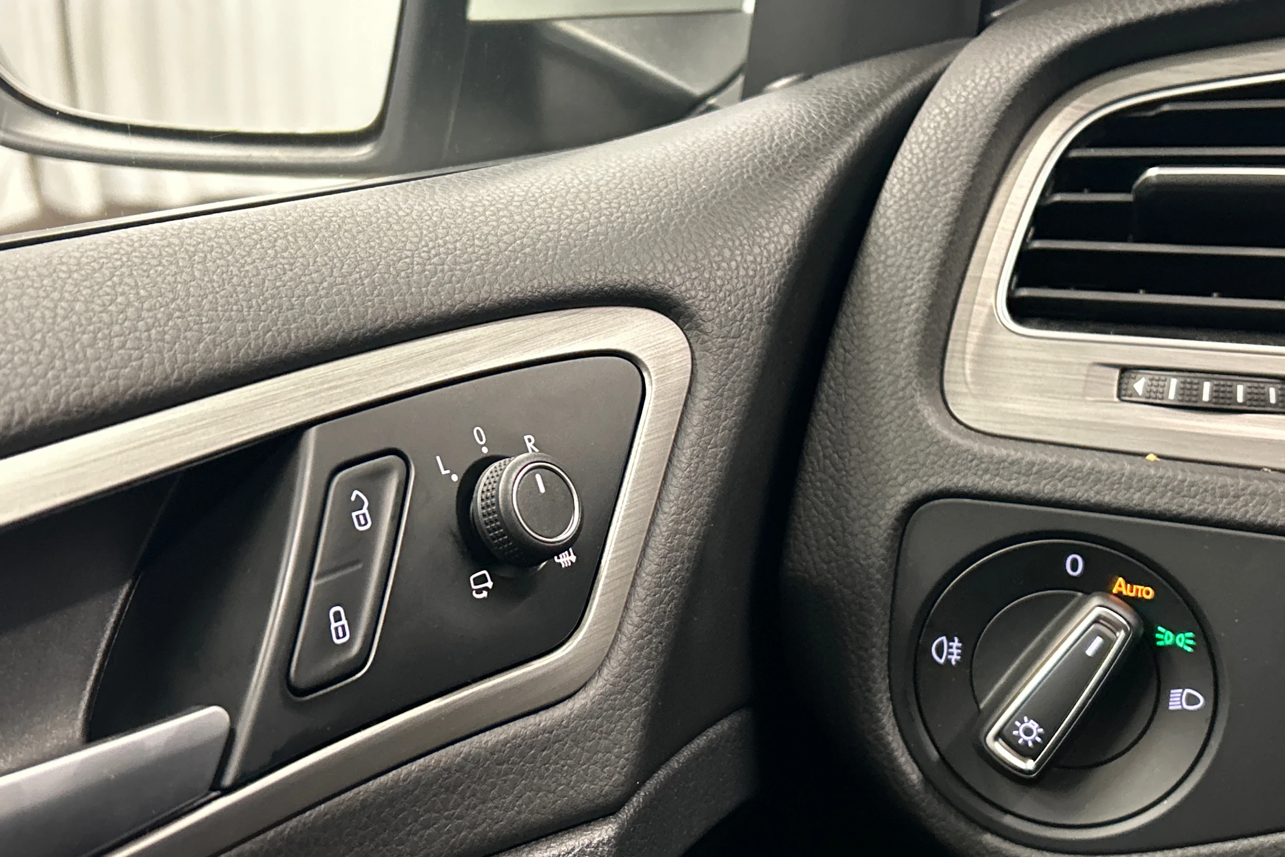 Valkoinen Volkswagen GOLF 2015 kuva 14.