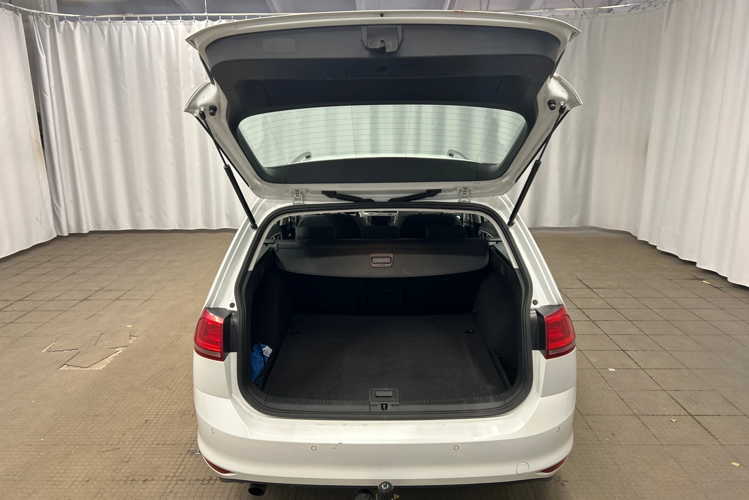 Valkoinen Volkswagen GOLF 2015 kuva 20.