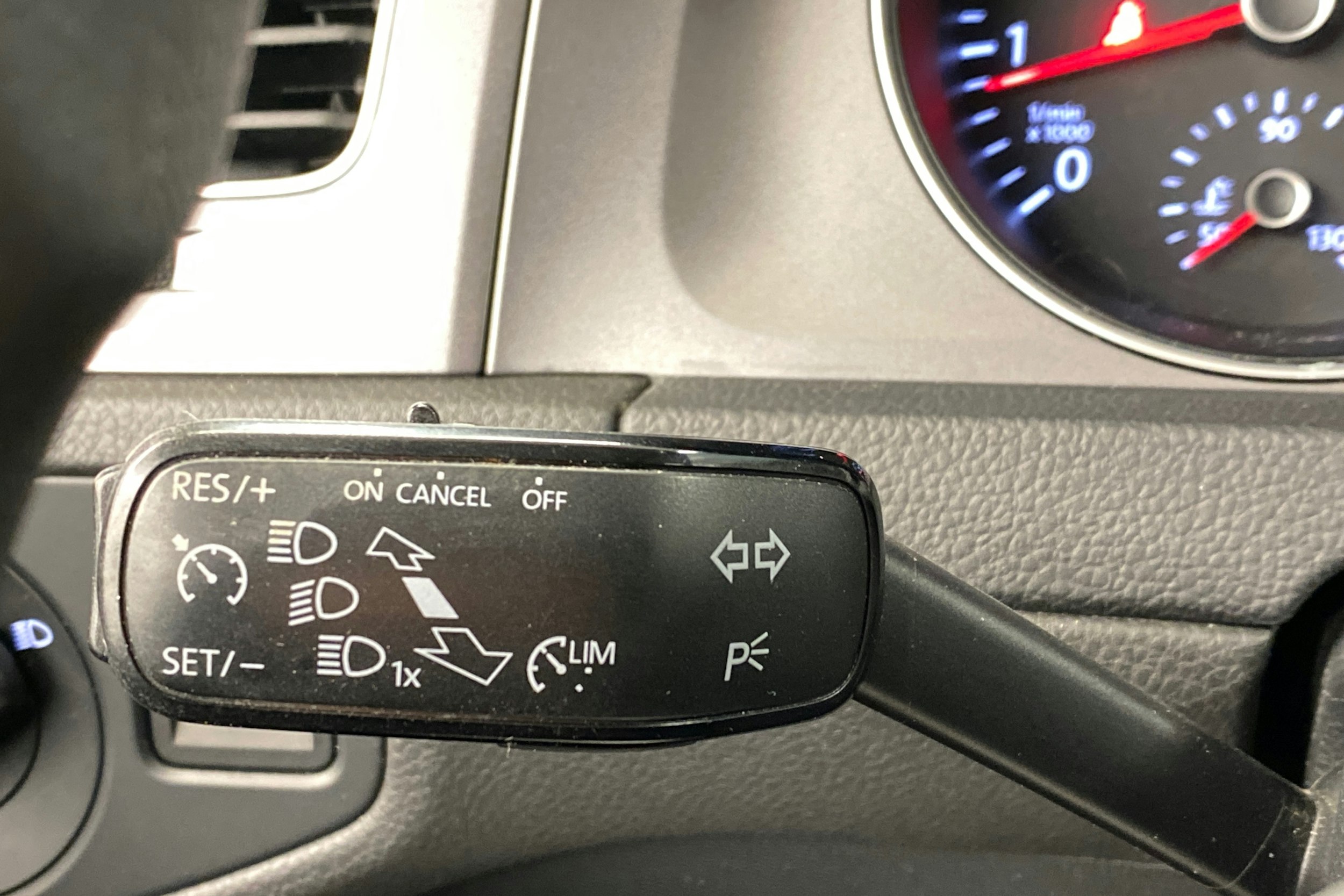 Punainen Volkswagen GOLF 2015 kuva 17.