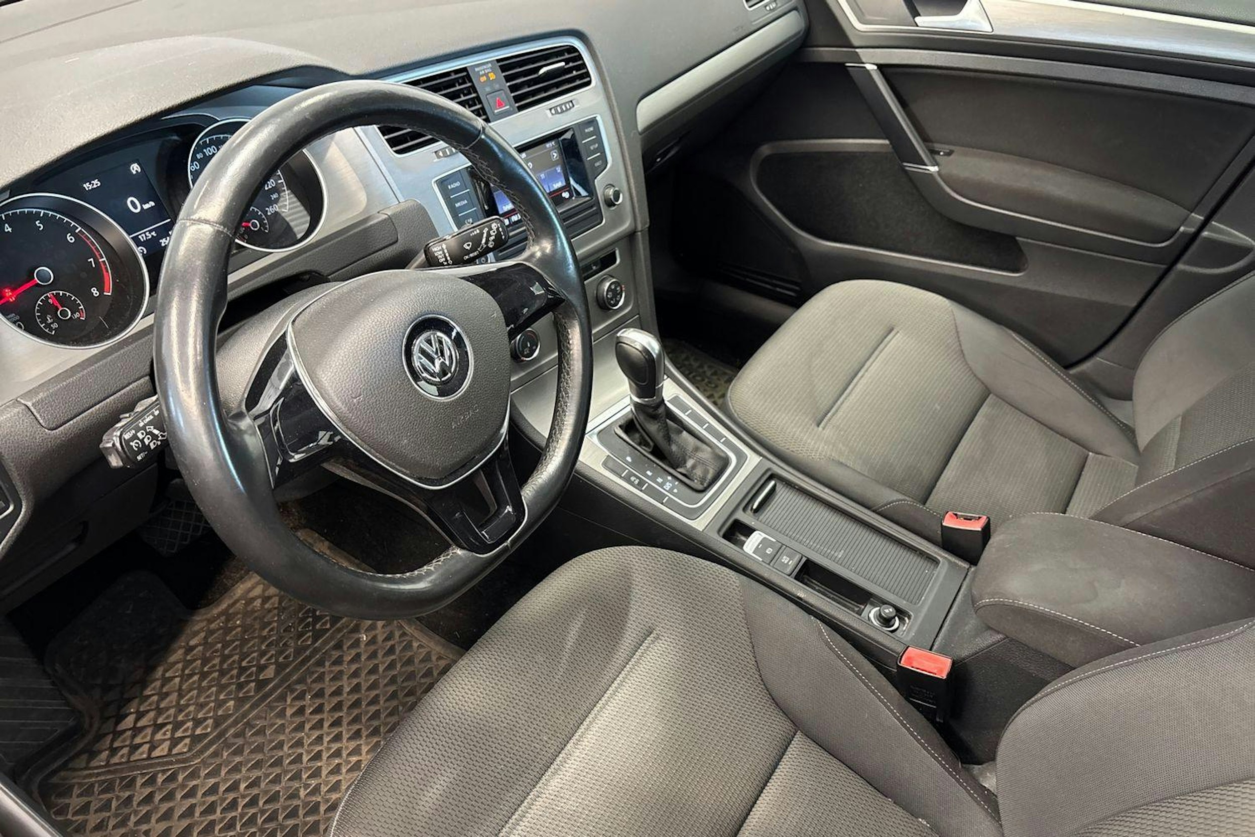 punainen Volkswagen Golf 2015 kuva 3.