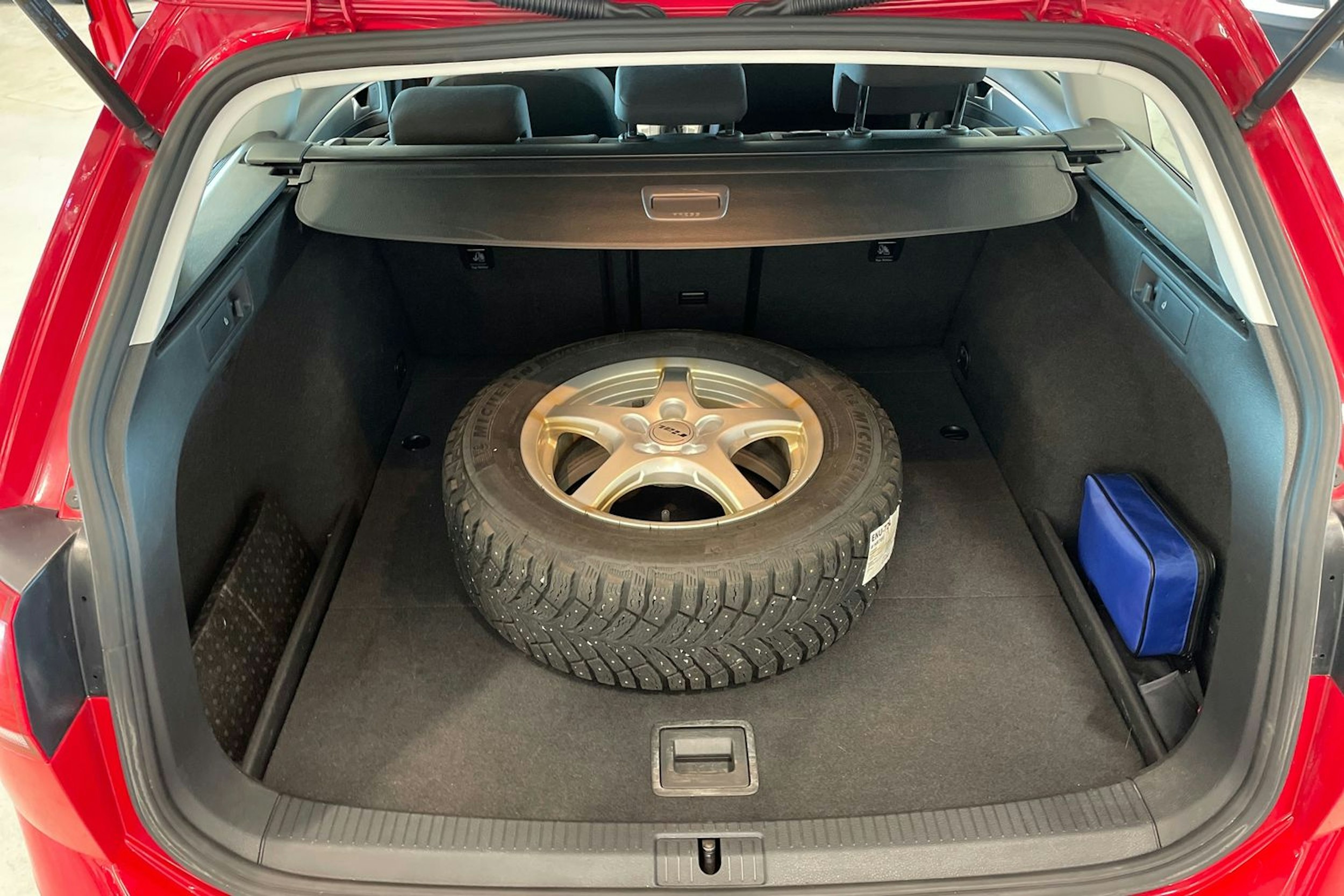 punainen Volkswagen Golf 2015 kuva 22.