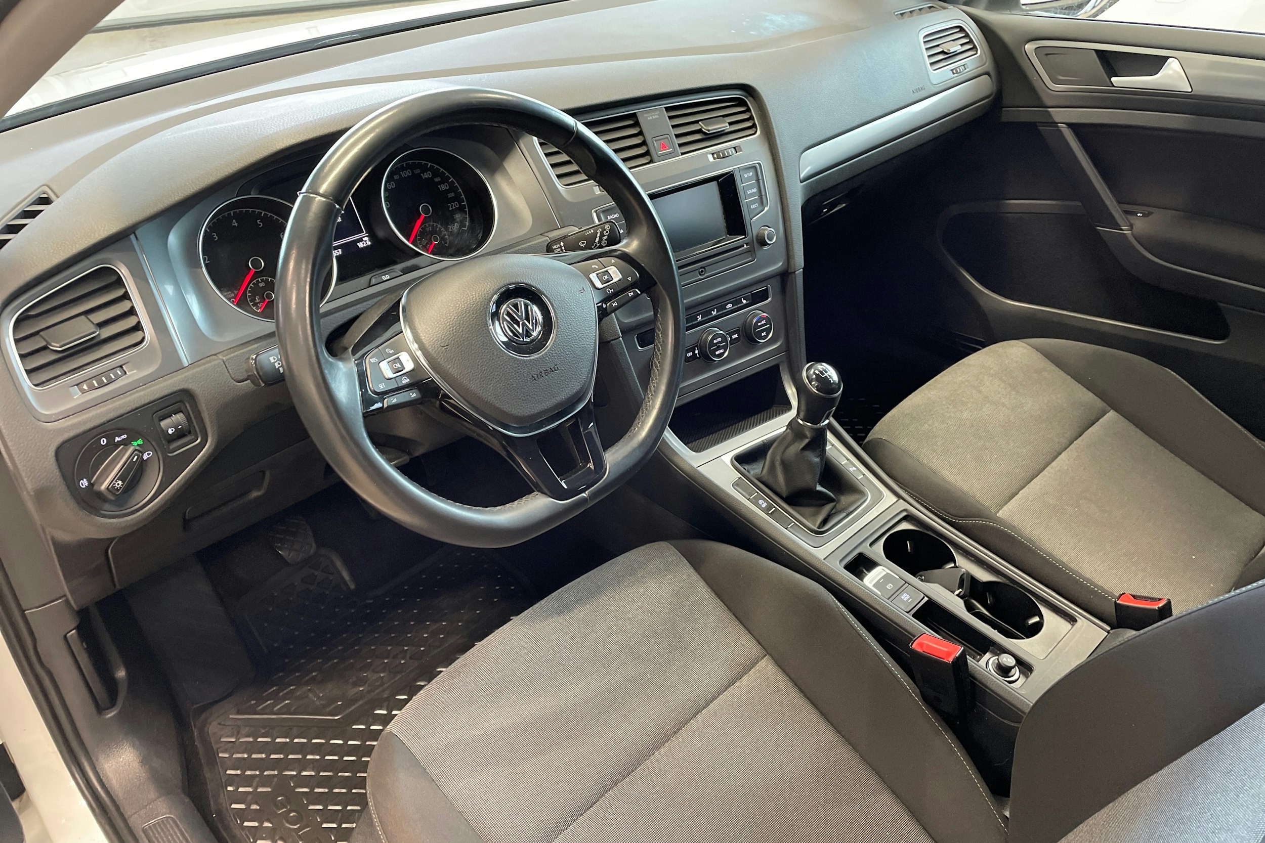 valkoinen Volkswagen Golf 2015 kuva 6.