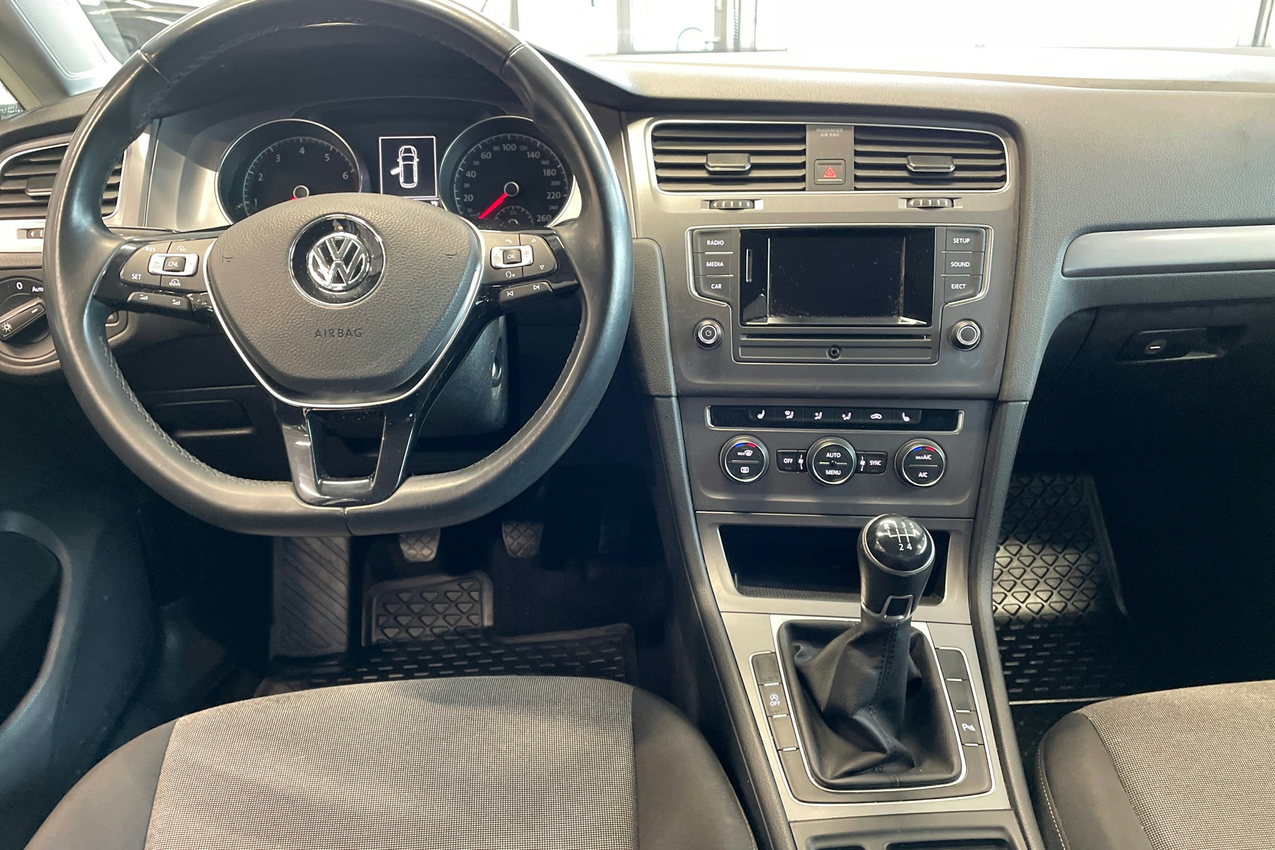 valkoinen Volkswagen Golf 2015 kuva 7.