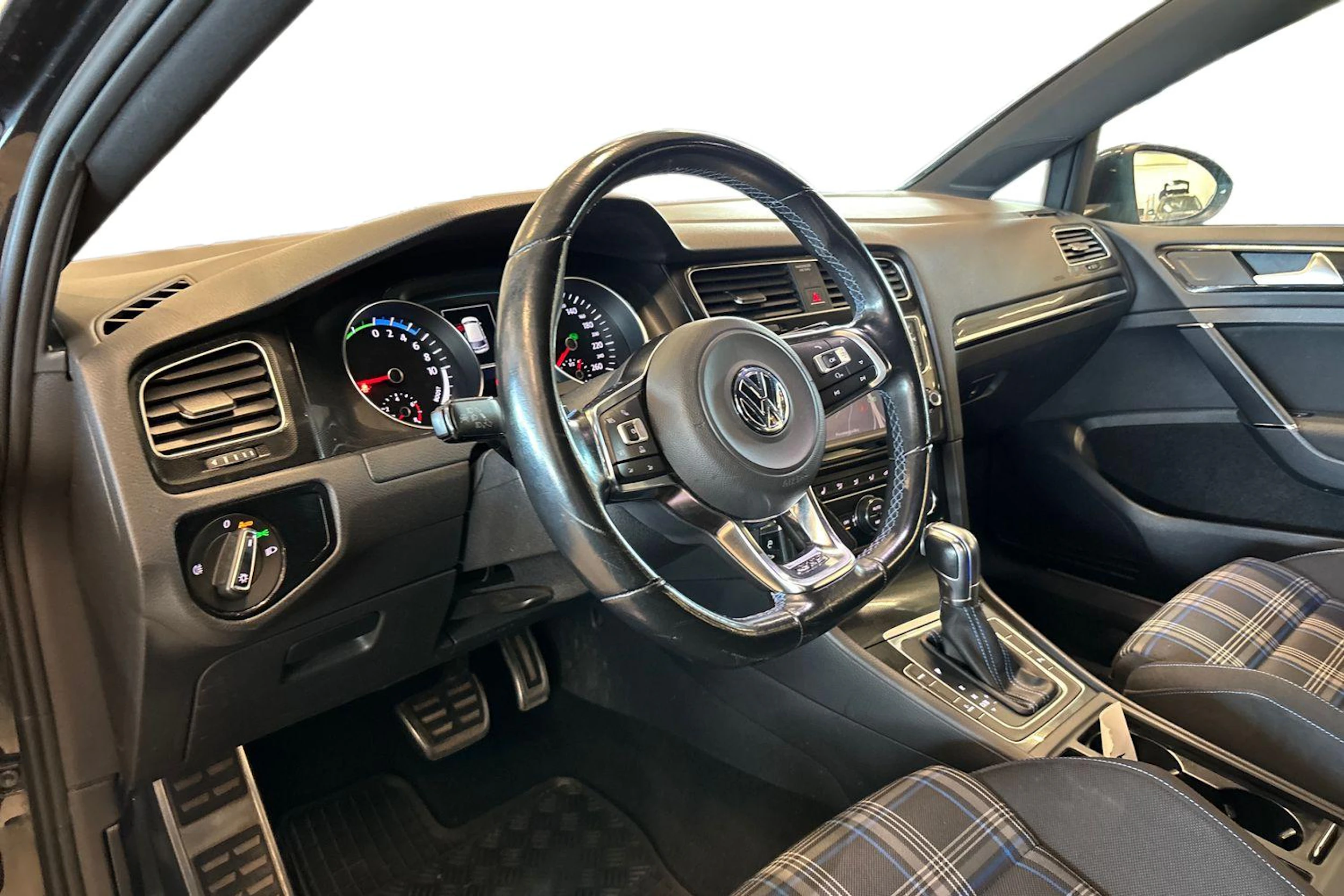 musta Volkswagen Golf 2015 kuva 6.
