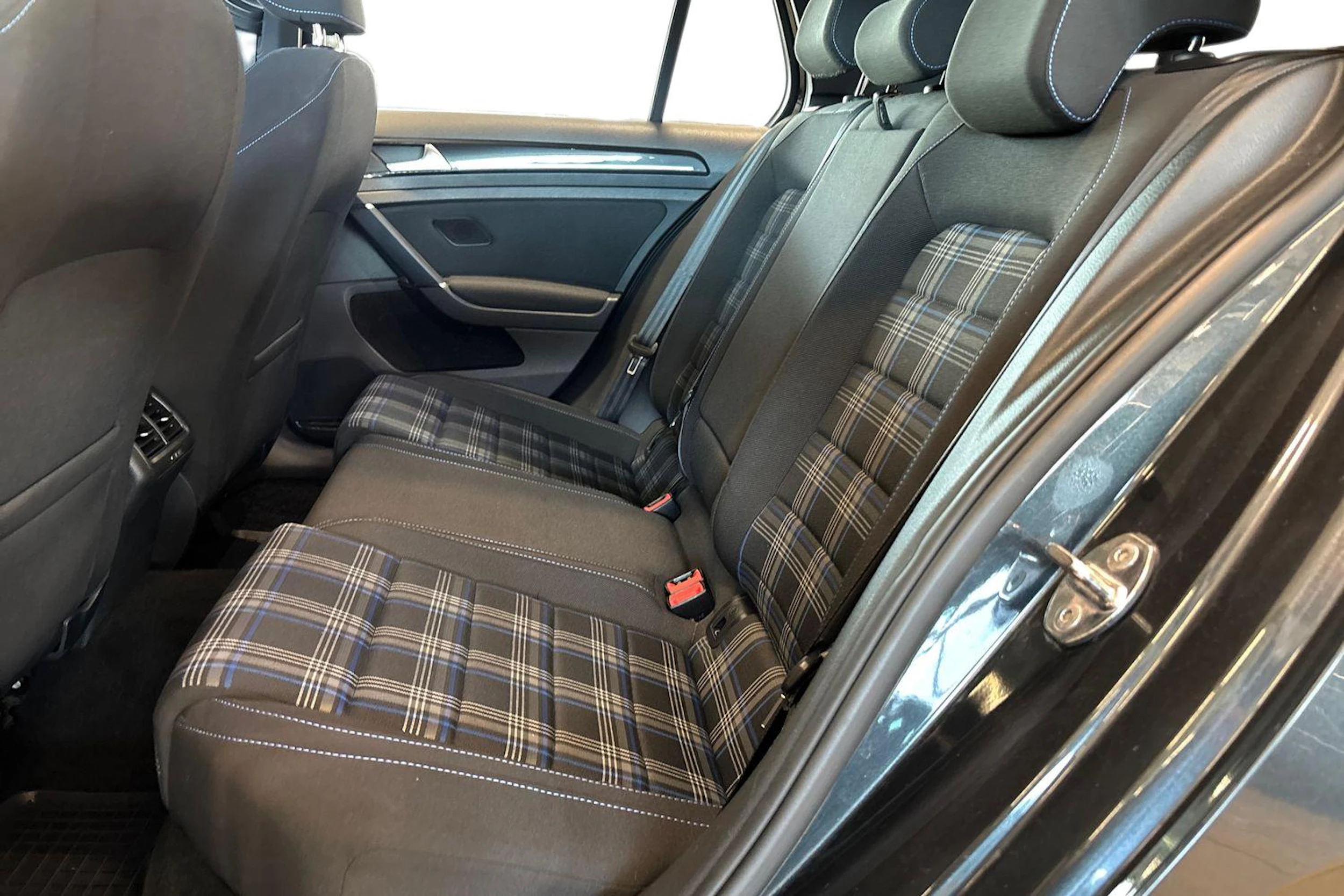 musta Volkswagen Golf 2015 kuva 8.