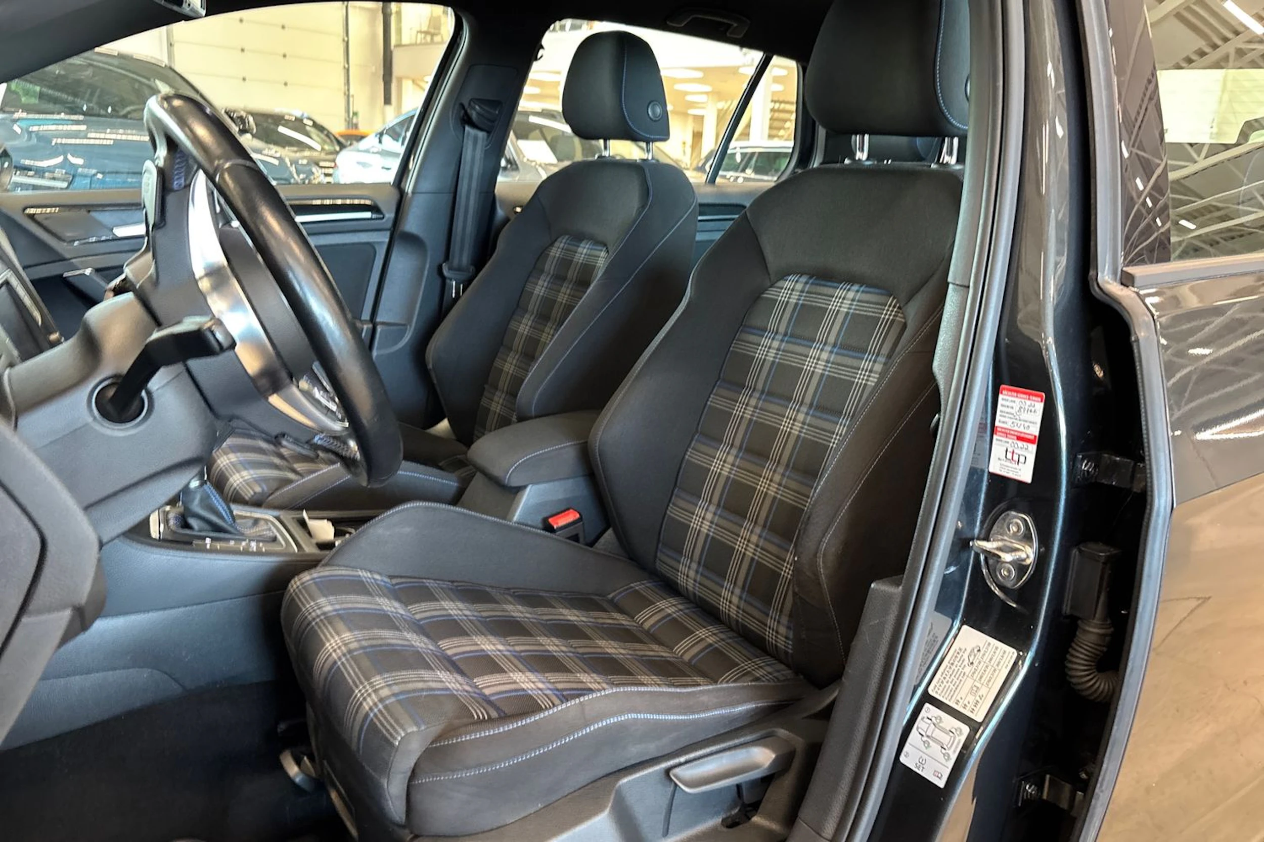 musta Volkswagen Golf 2015 kuva 11.