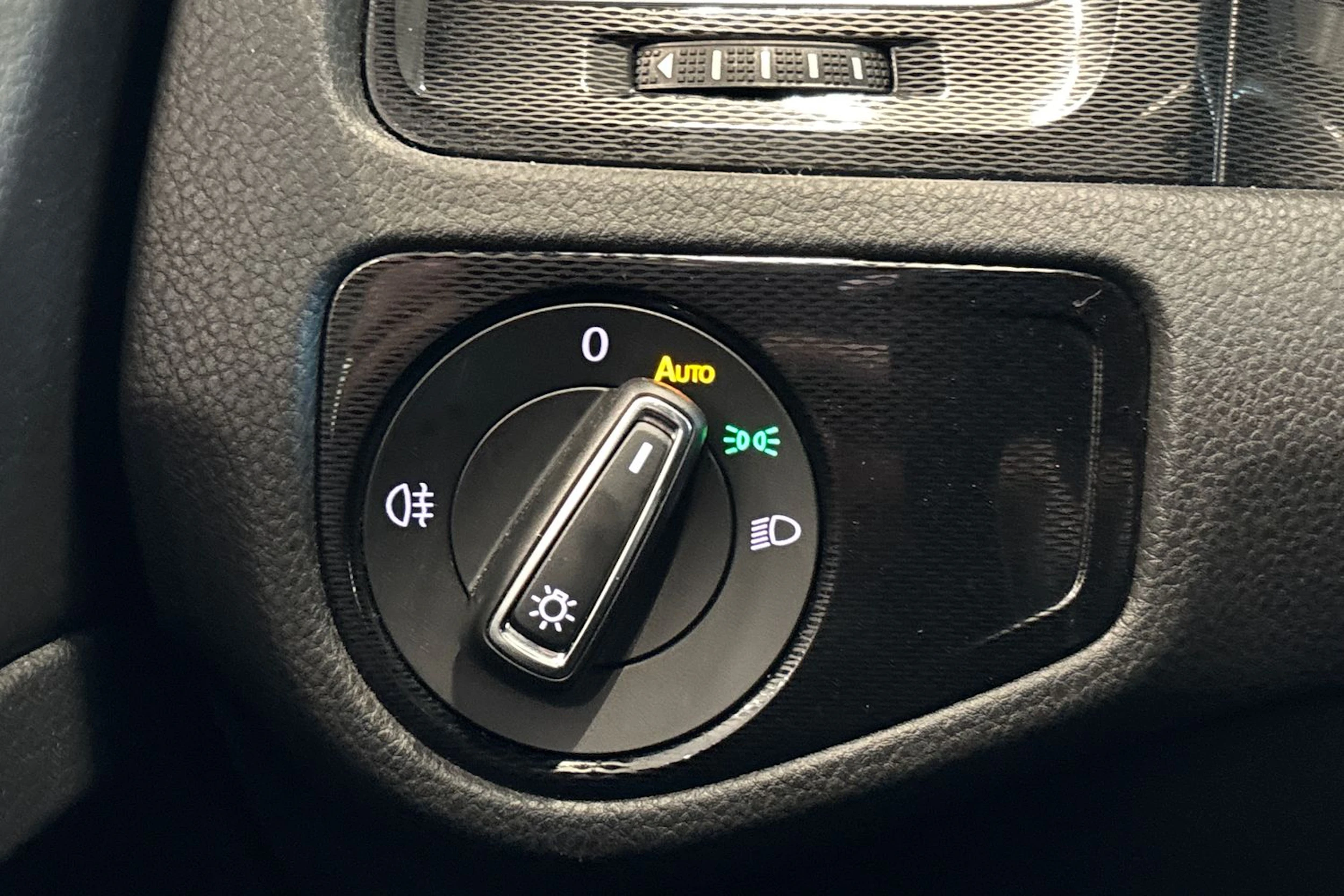 musta Volkswagen Golf 2015 kuva 16.