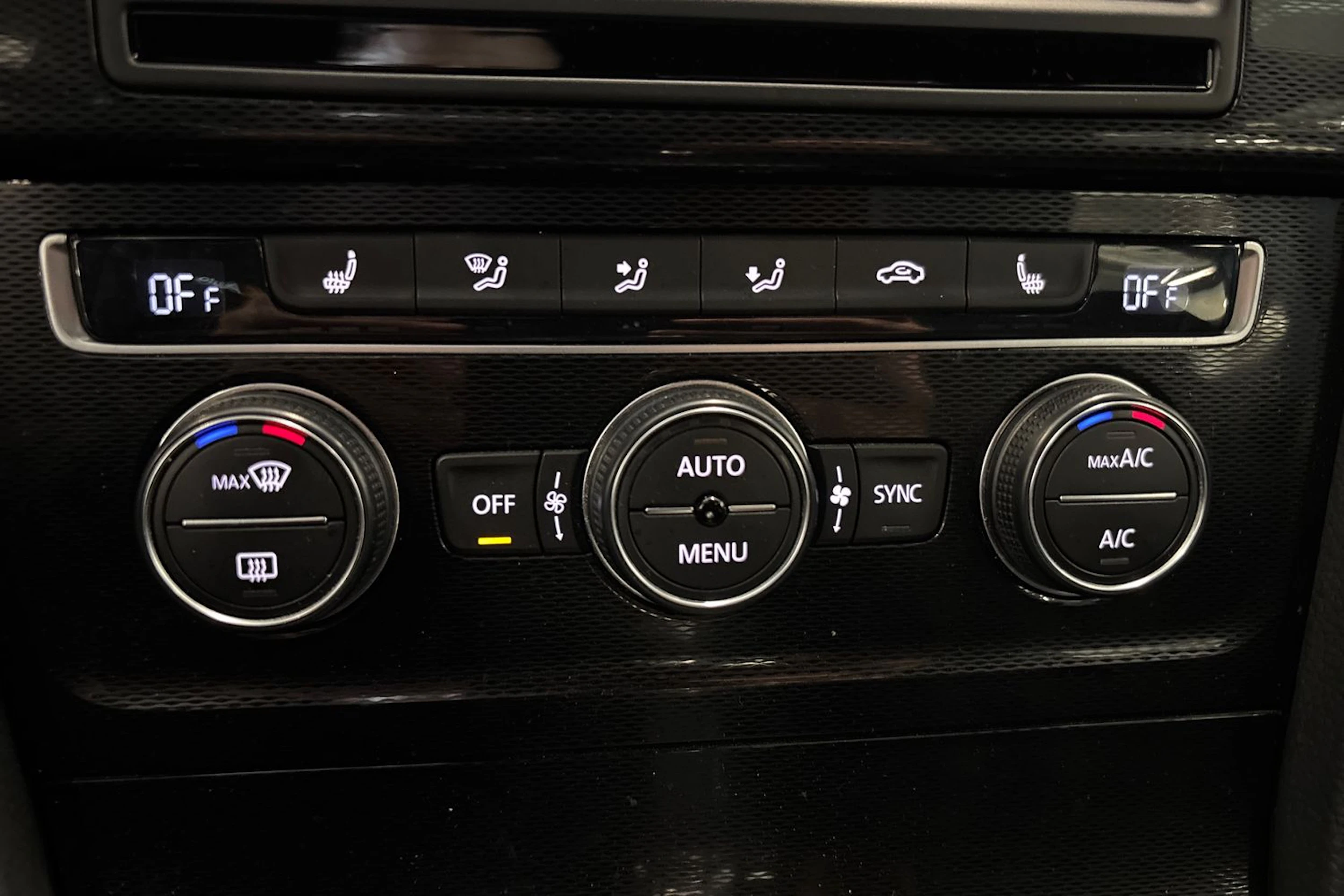 musta Volkswagen Golf 2015 kuva 25.