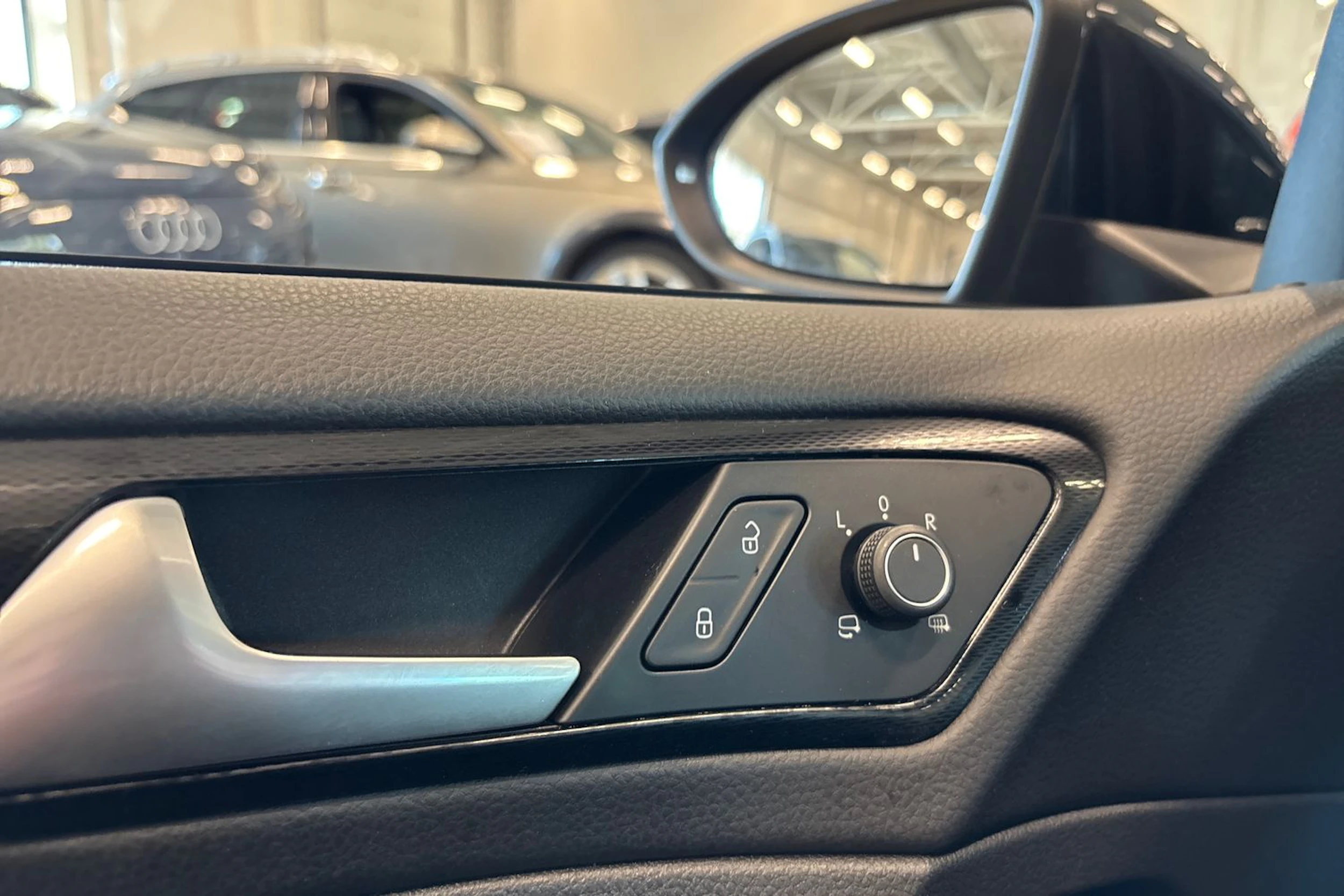 musta Volkswagen Golf 2015 kuva 30.