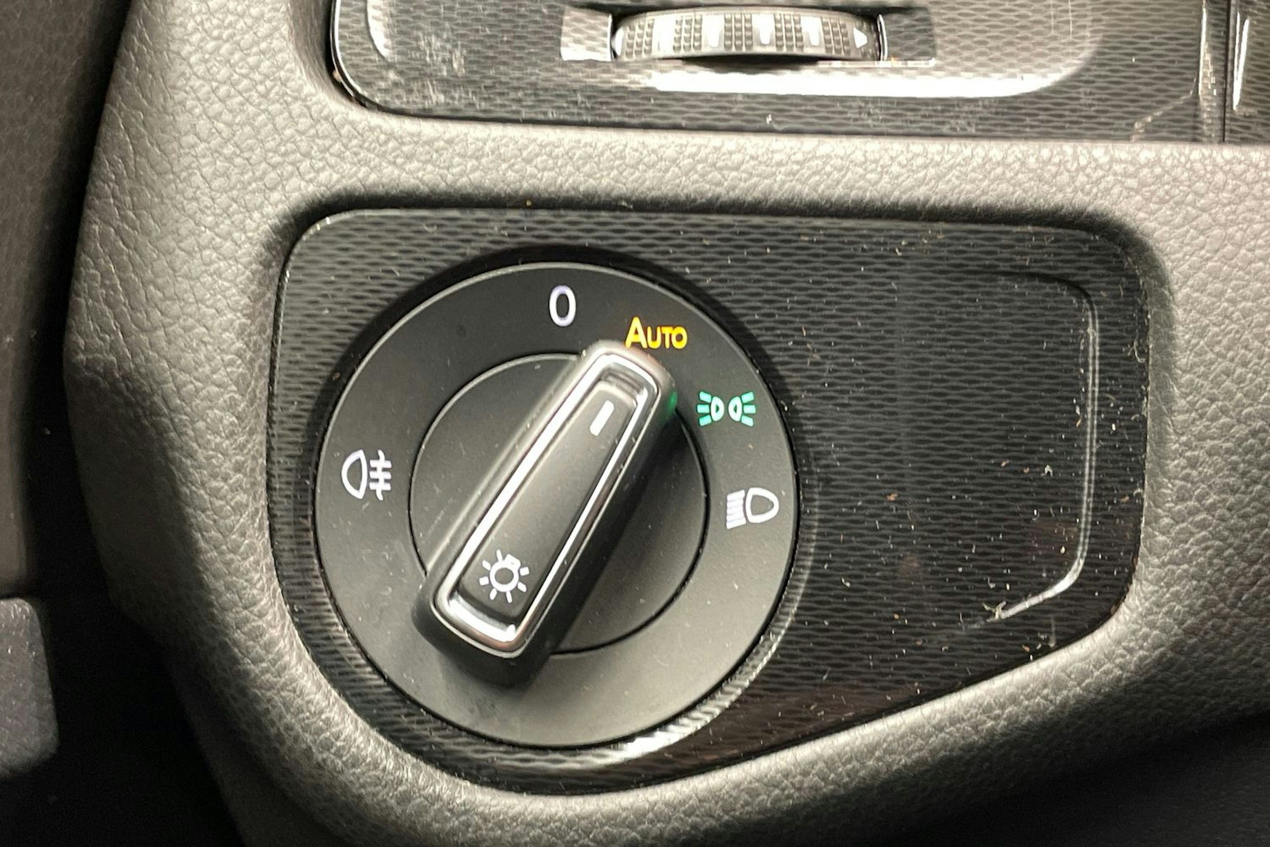 valkoinen Volkswagen Golf 2015 kuva 22.