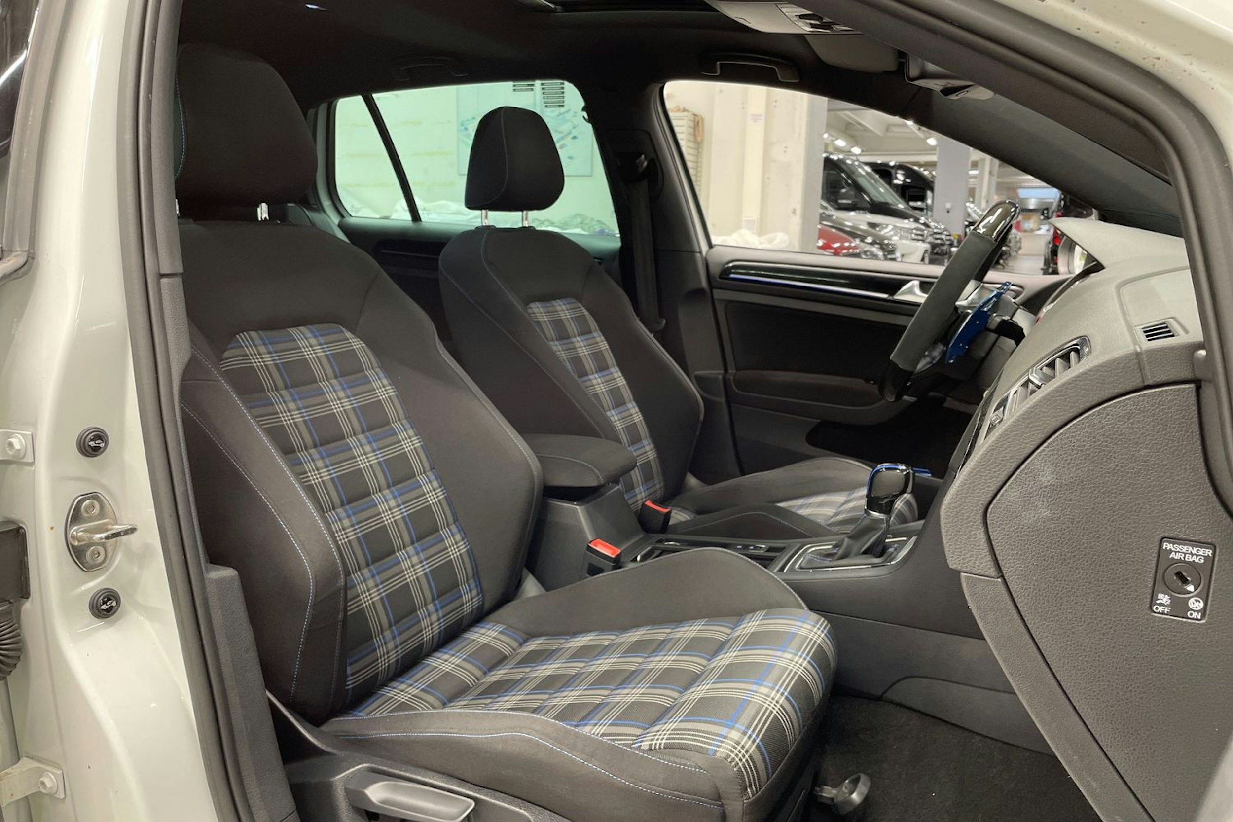 valkoinen Volkswagen Golf 2015 kuva 30.