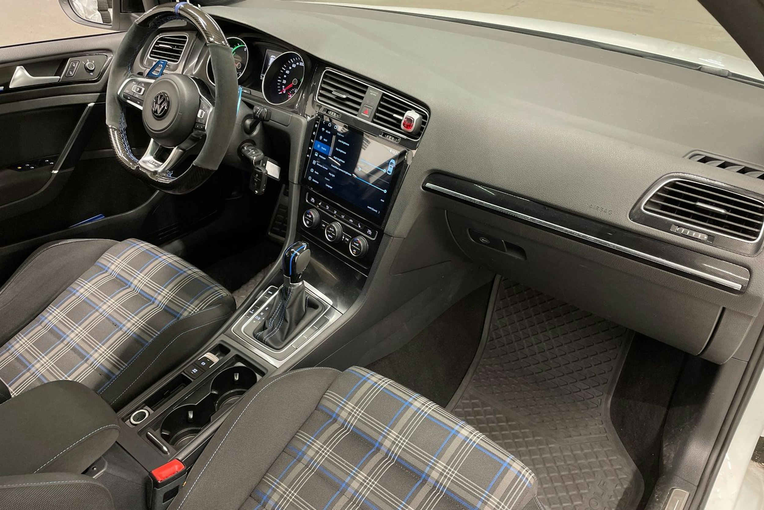 valkoinen Volkswagen Golf 2015 kuva 31.