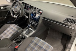 valkoinen Volkswagen Golf 2015 kuva 31.