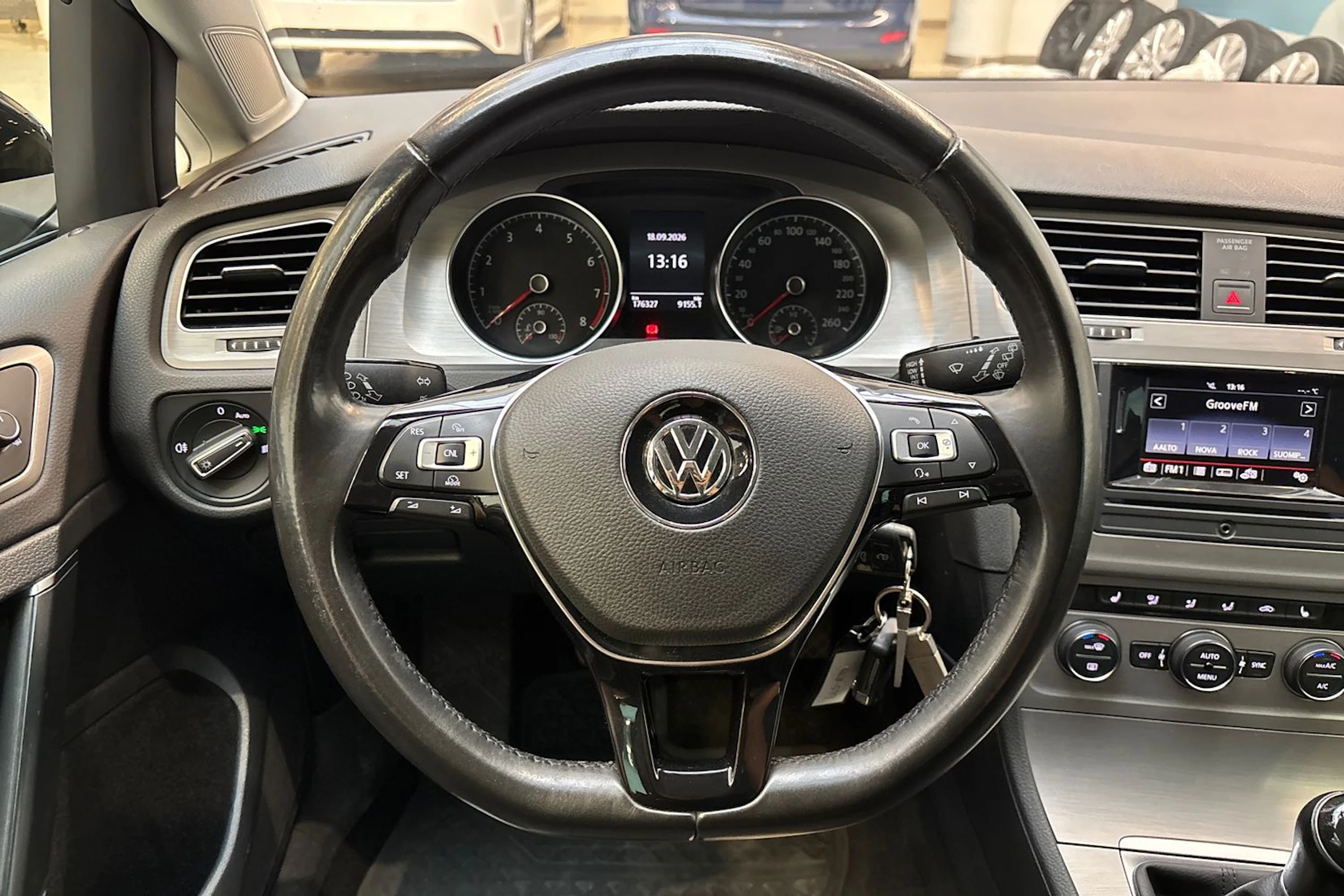 Musta Volkswagen GOLF 2016 kuva 22.