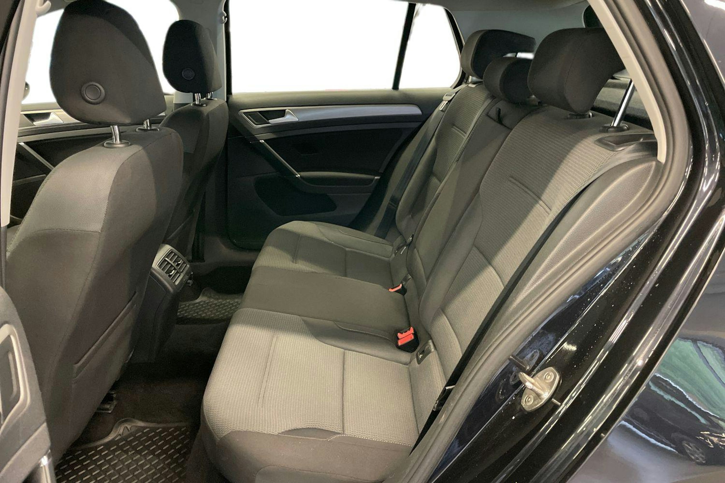 Musta Volkswagen GOLF 2015 kuva 10.