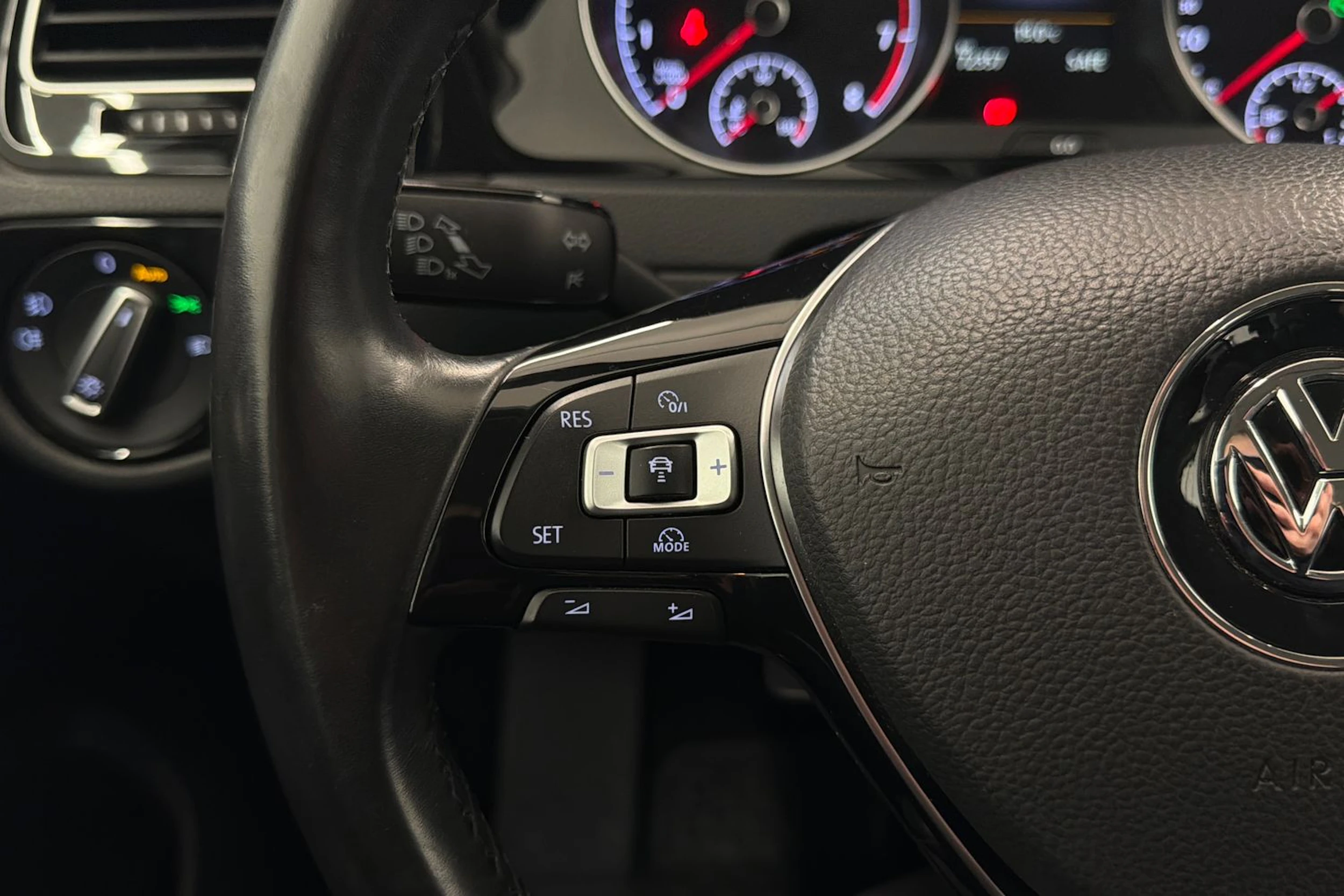 harmaa Volkswagen Golf 2015 kuva 19.