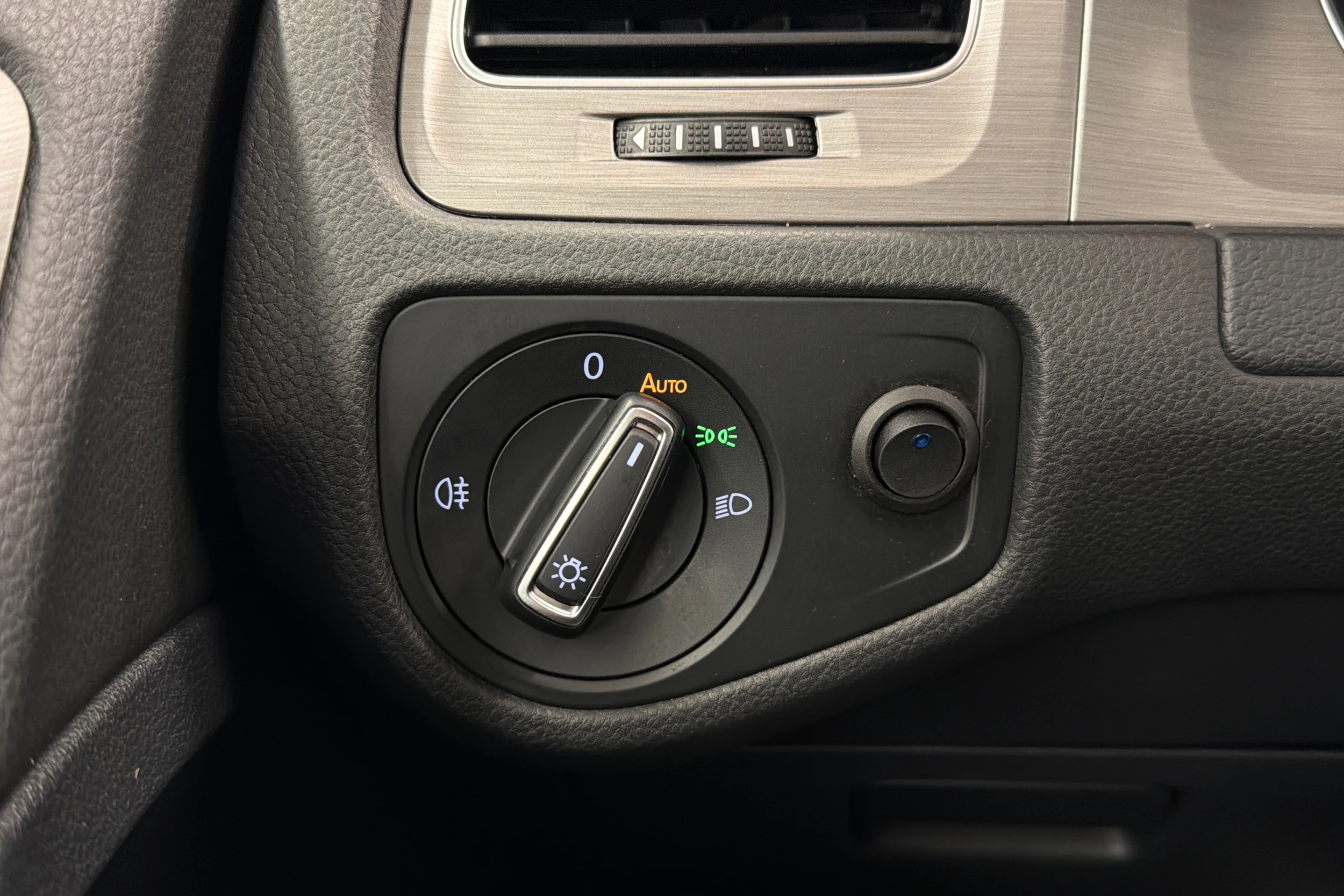 punainen Volkswagen Golf 2015 kuva 17.